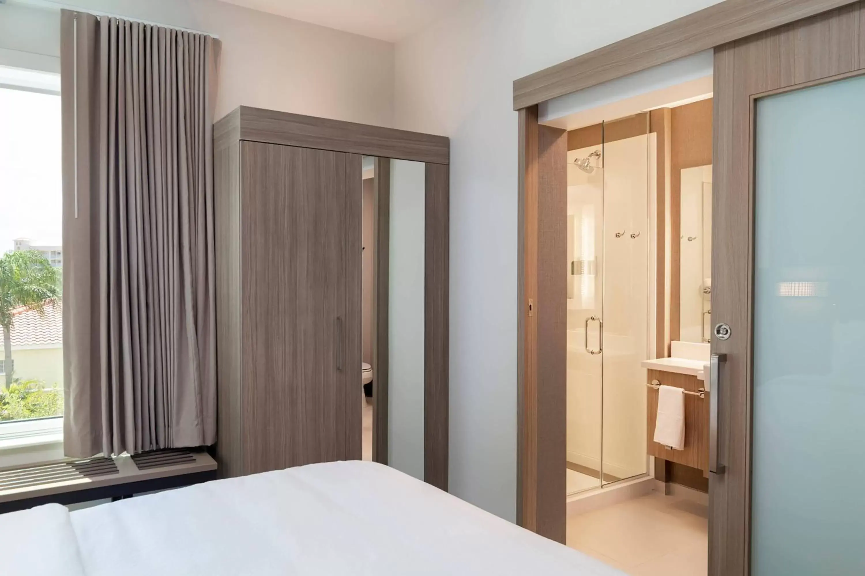 Bathroom, Bed in SpringHill Suites by Marriott Cape Canaveral Cocoa Beach