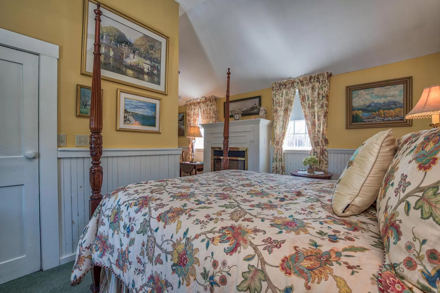 Bed in Holiday Guest House Bed & Breakfast