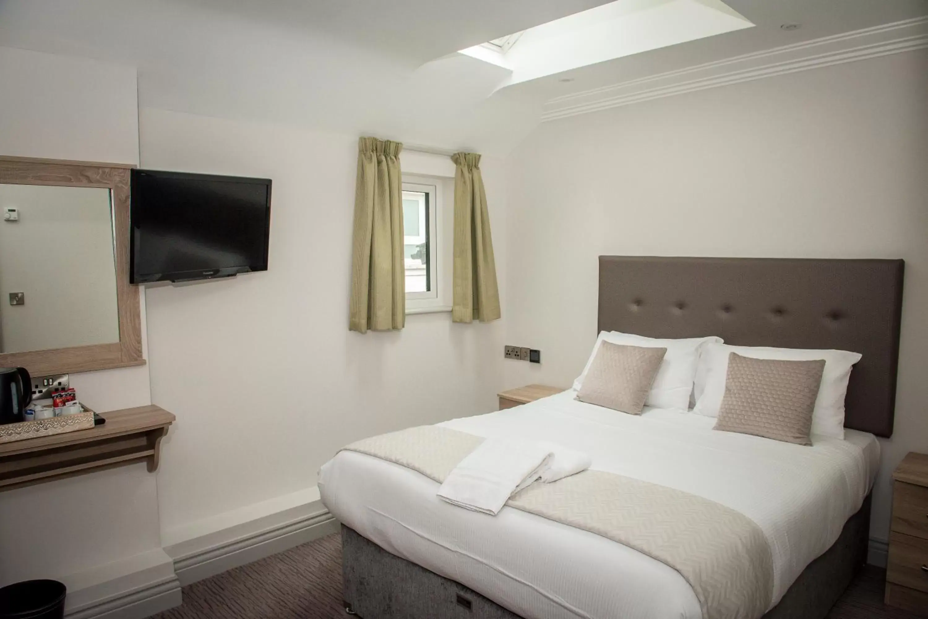 Double Room with Private Bathroom in Tatler Jack