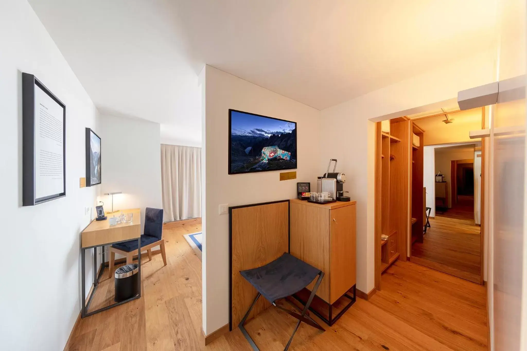 wardrobe, TV/Entertainment Center in Fred Hotel Leonhardstrasse - Self Check-in