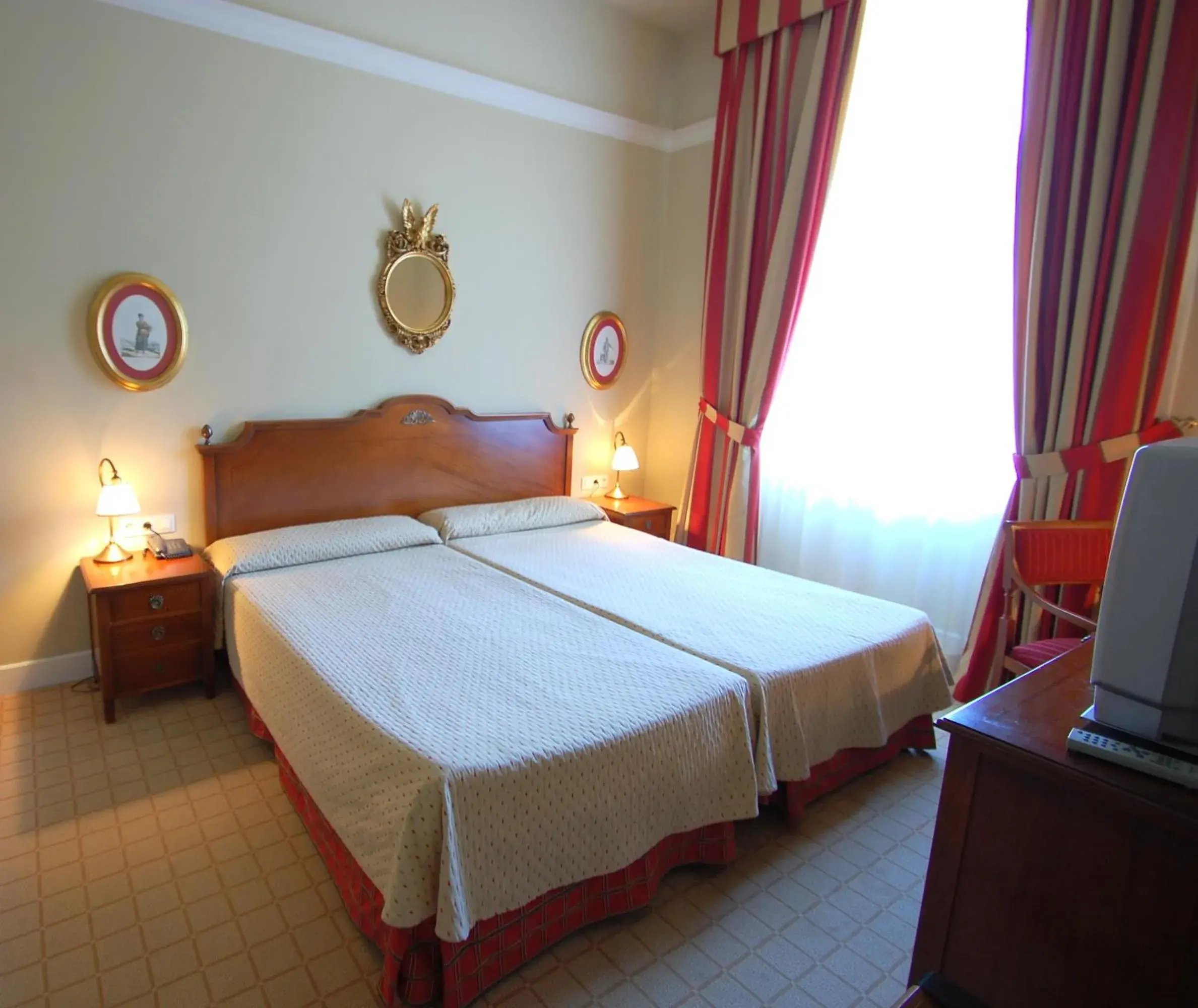 Photo of the whole room, Bed in Arcea Gran Hotel Pelayo