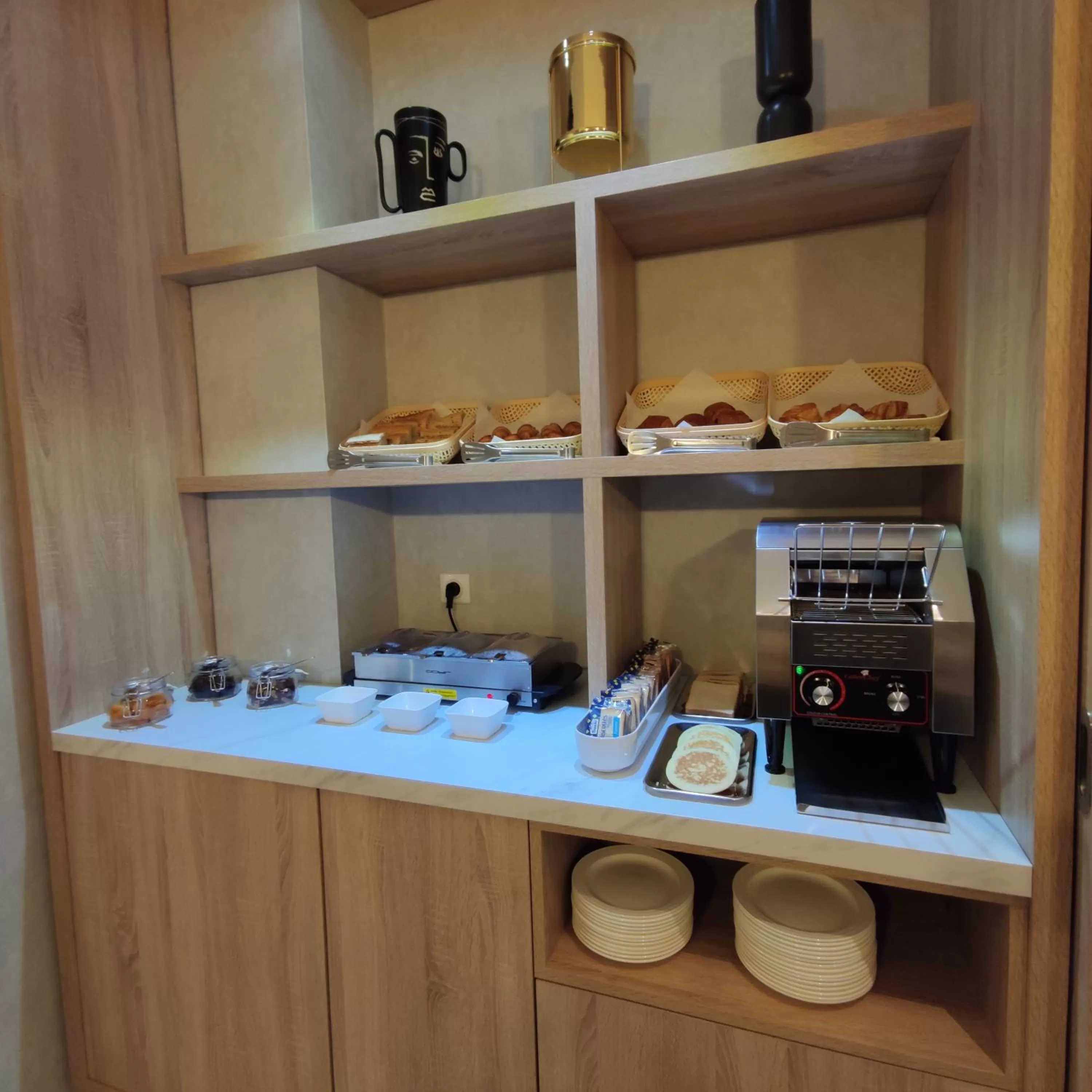 Food in Avia Hôtel Saphir Montparnasse