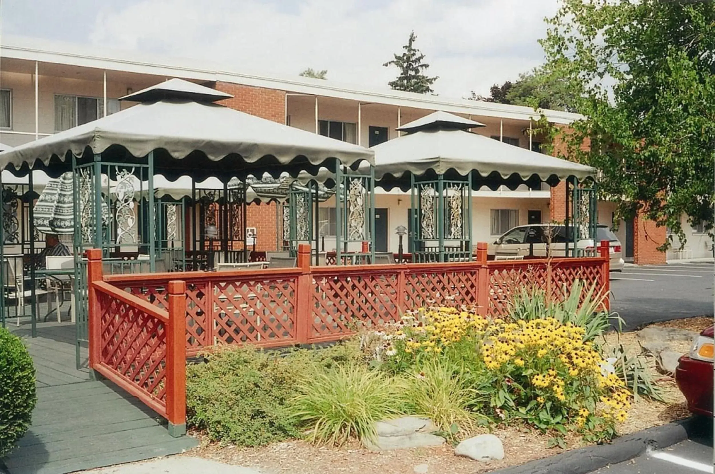 Restaurant/places to eat, Property Building in Meadow Court Inn - Ithaca