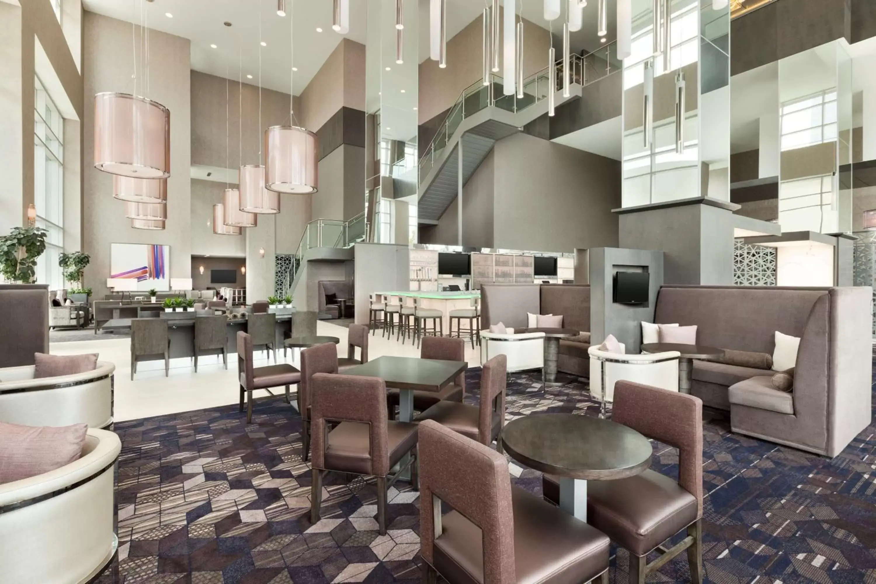 Lounge or bar, Restaurant/Places to Eat in Embassy Suites by Hilton Charlotte Uptown