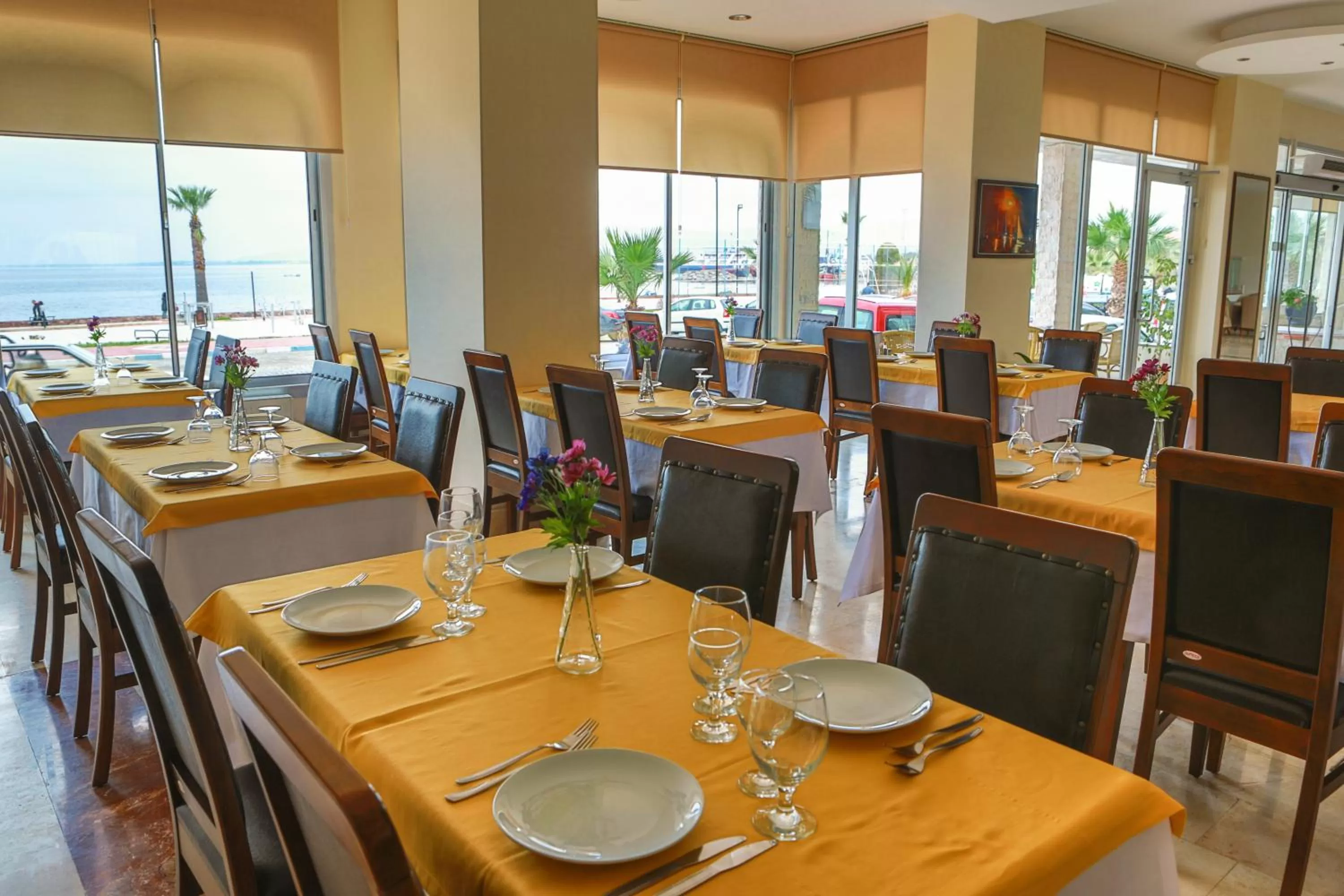 Restaurant/places to eat in Perla Hotel