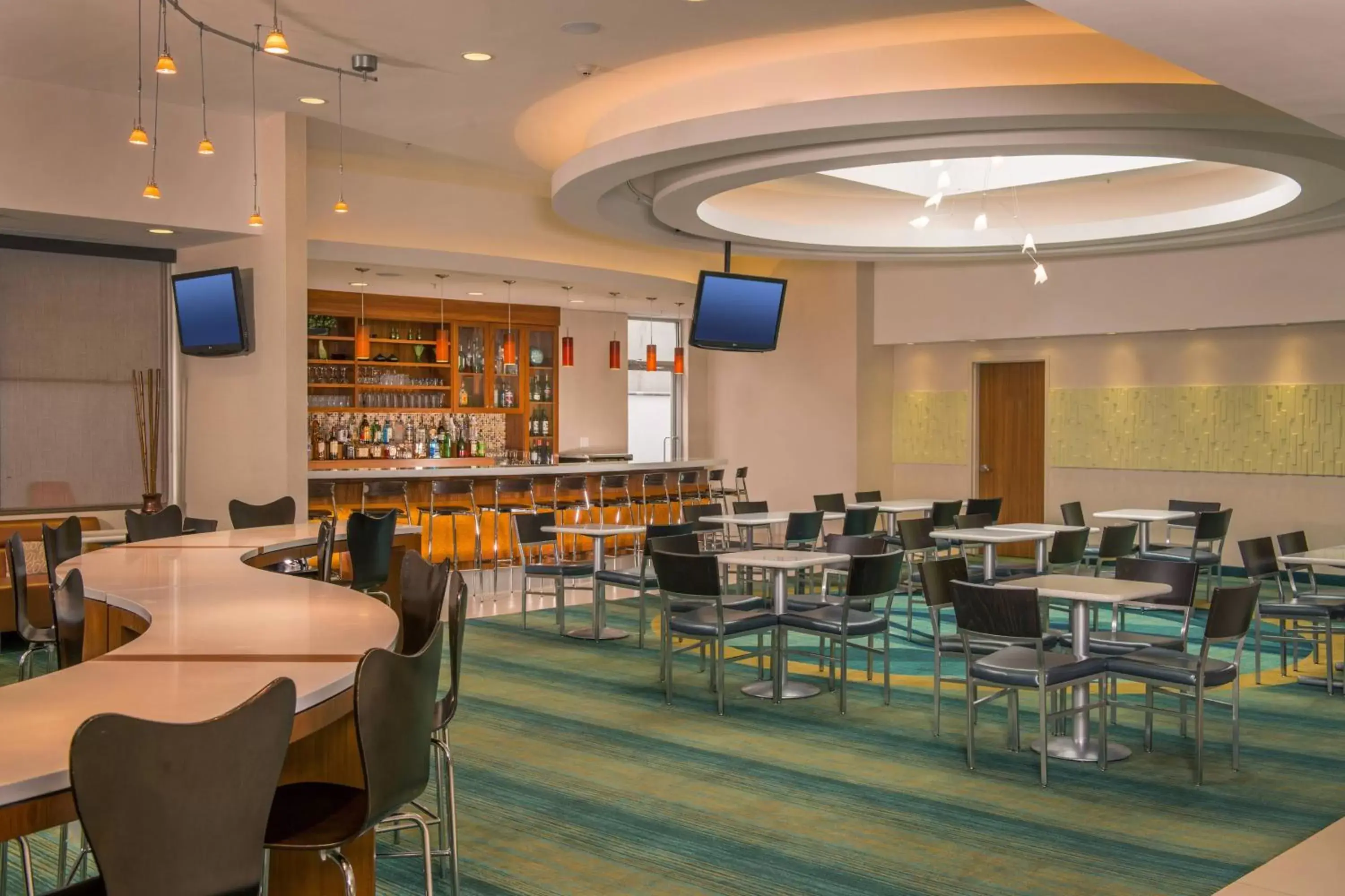 Lobby or reception, Restaurant/Places to Eat in SpringHill Suites by Marriott New York LaGuardia Airport