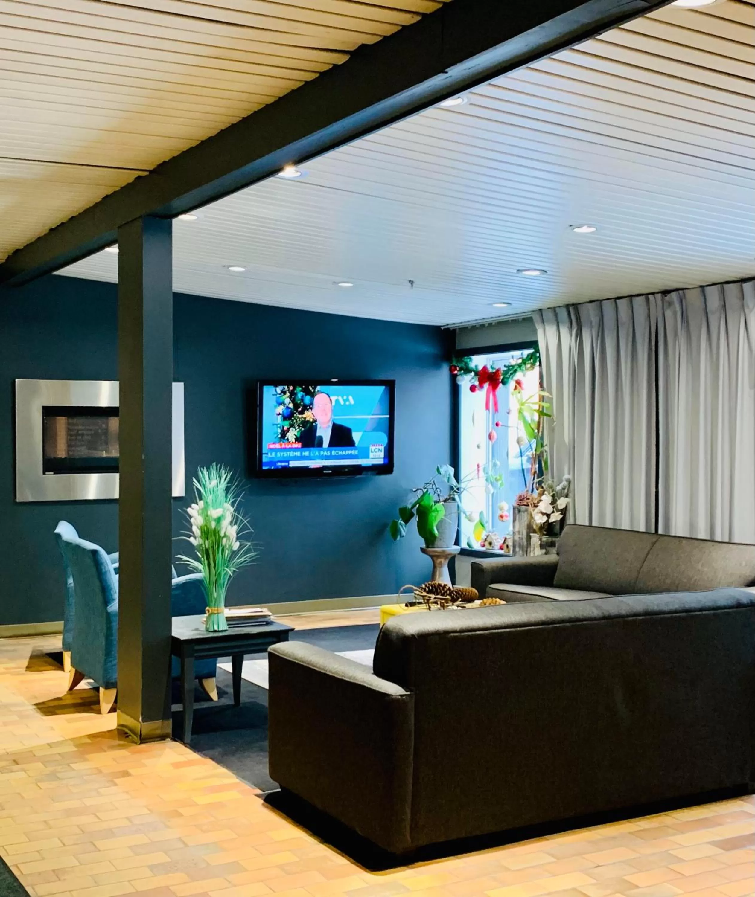 Communal lounge/ TV room in Hôtel Sept-Îles