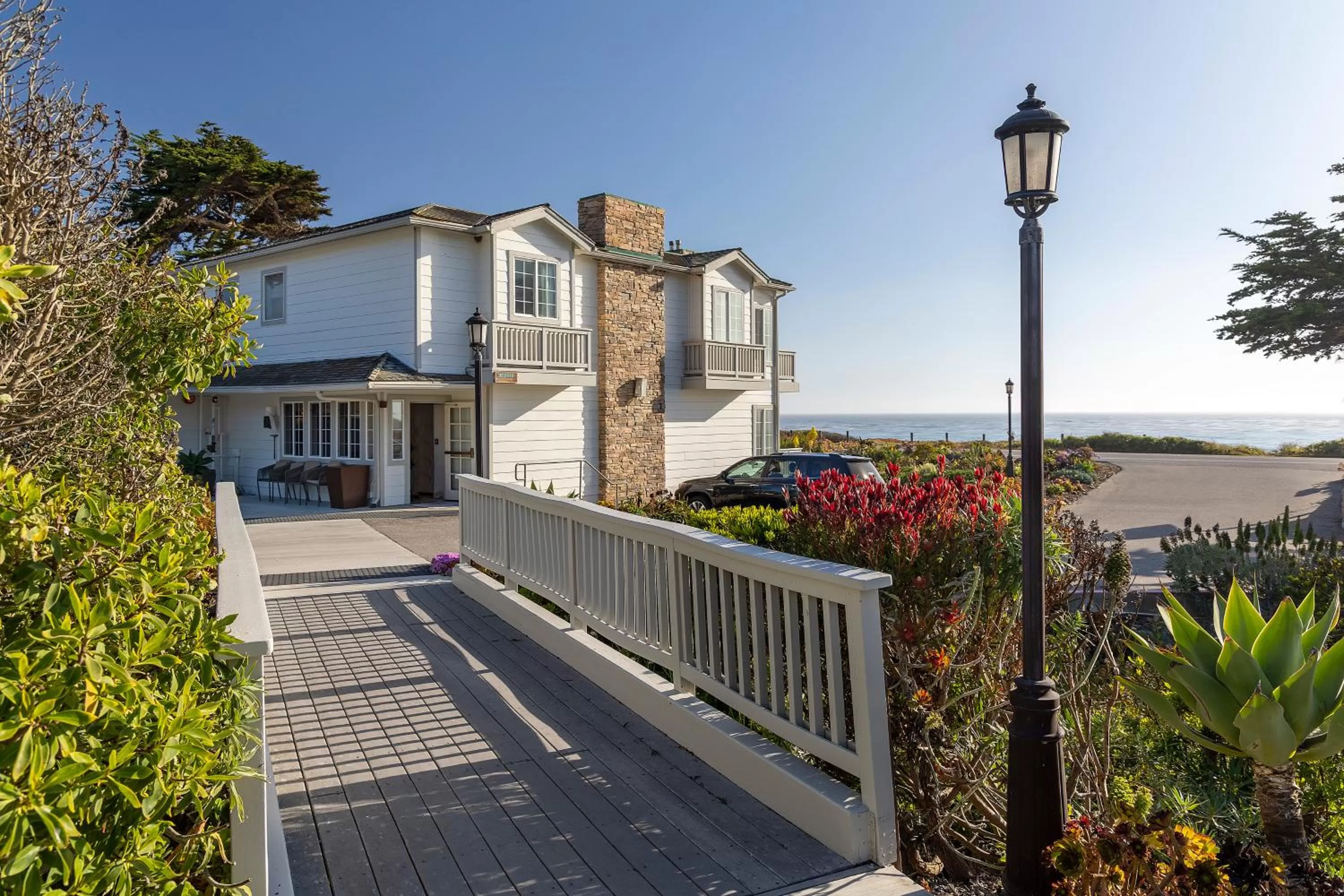 Property building in Pelican Inn & Suites