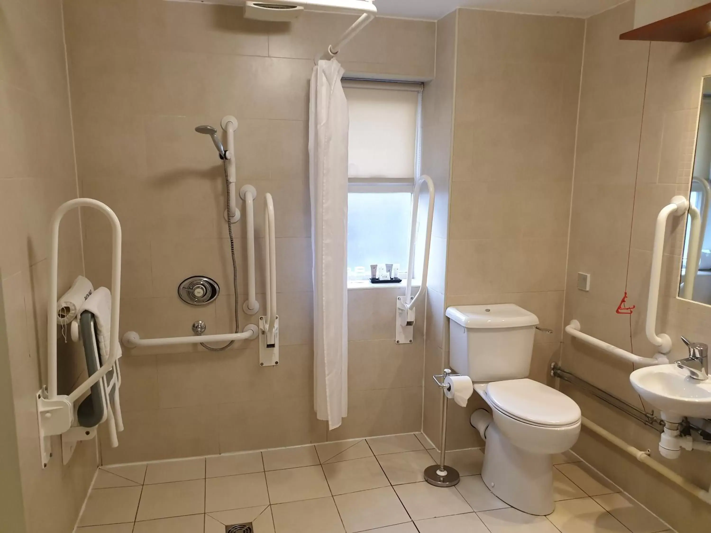 Shower, Bathroom in Rossett Hall Hotel