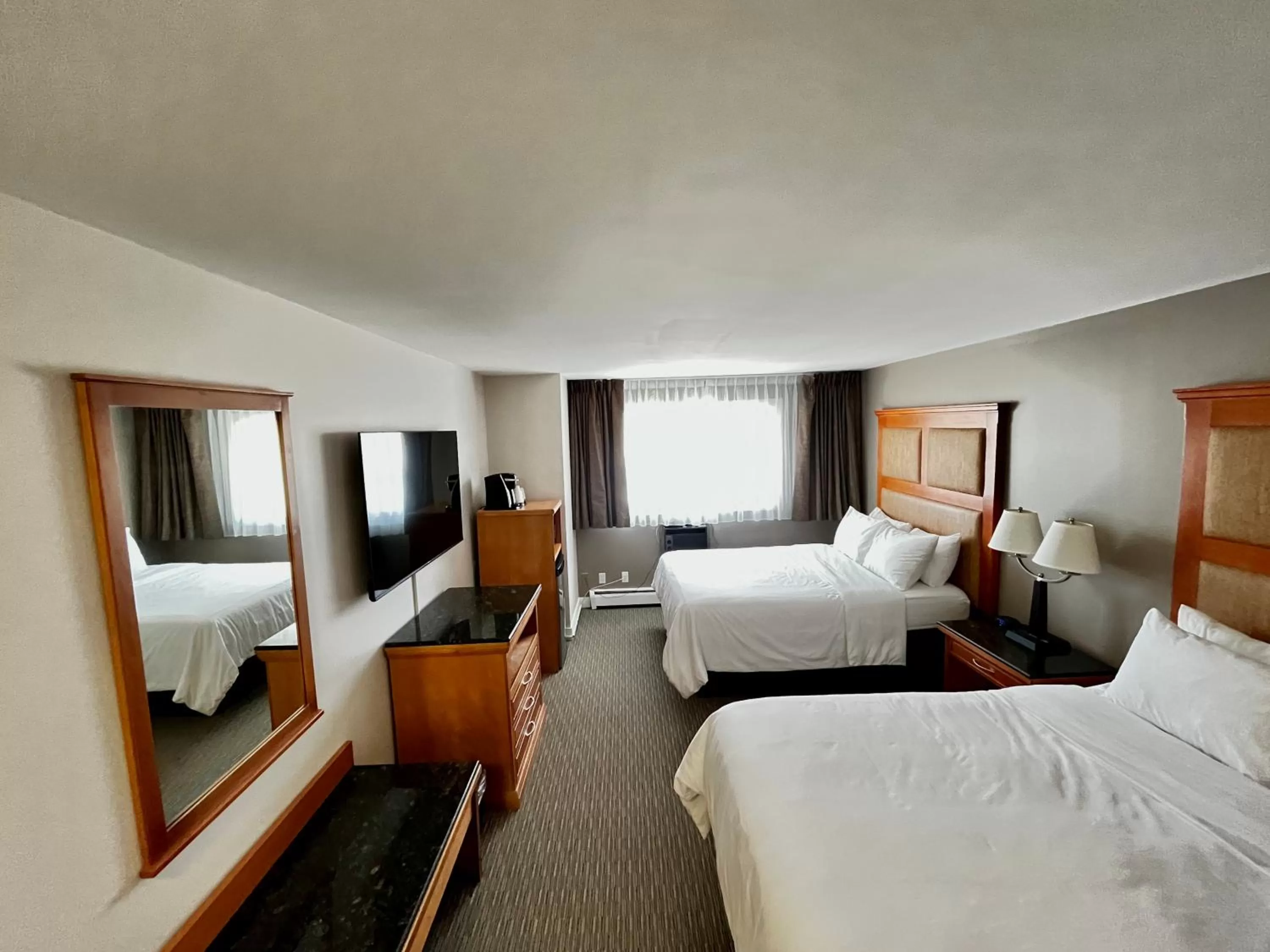TV and multimedia, Bed in Anavada Inn & Suites - Prince George