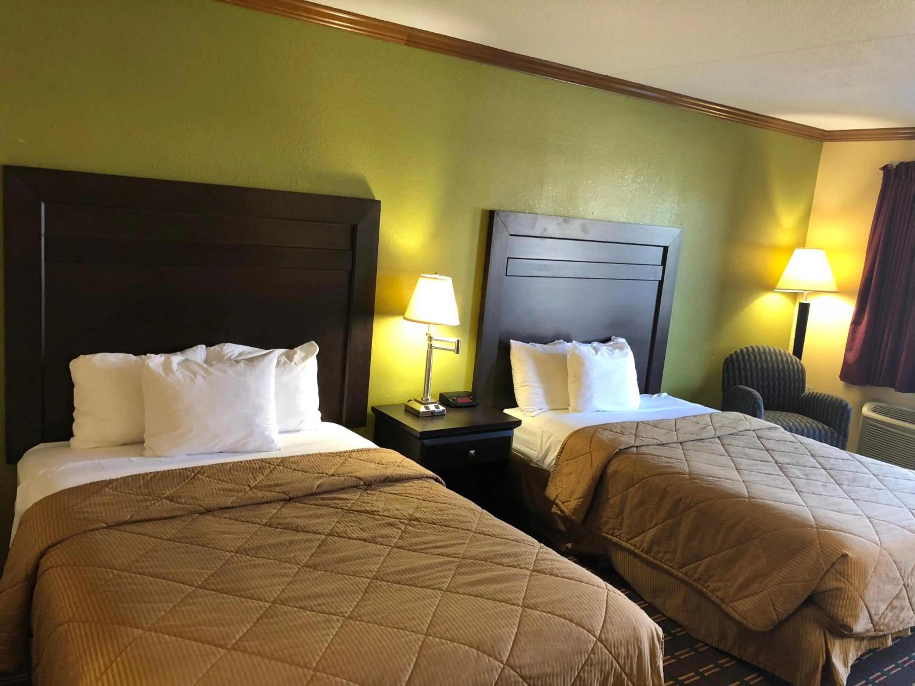 Bed in Americas Best Value Inn Maumee/Toledo