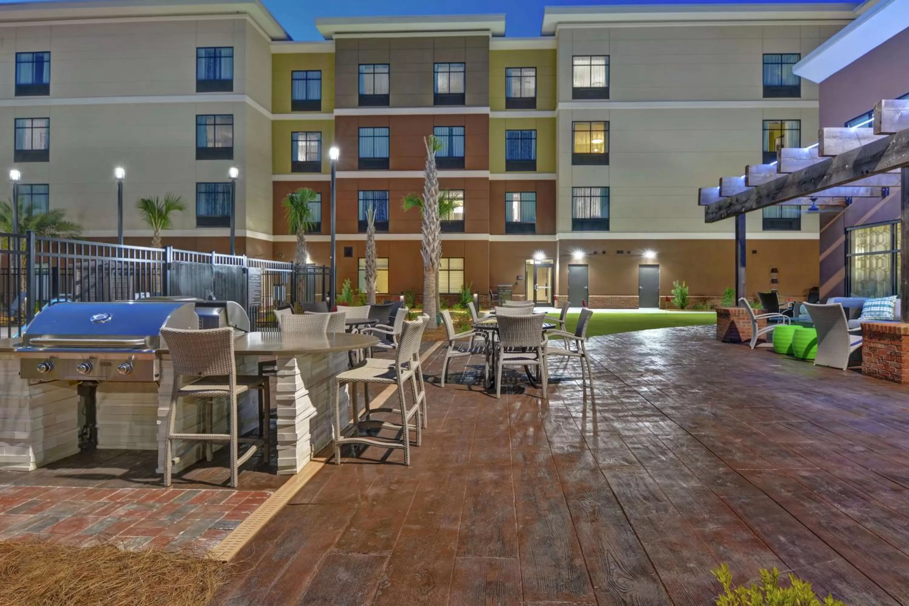 Property building in Homewood Suites By Hilton Savannah Airport