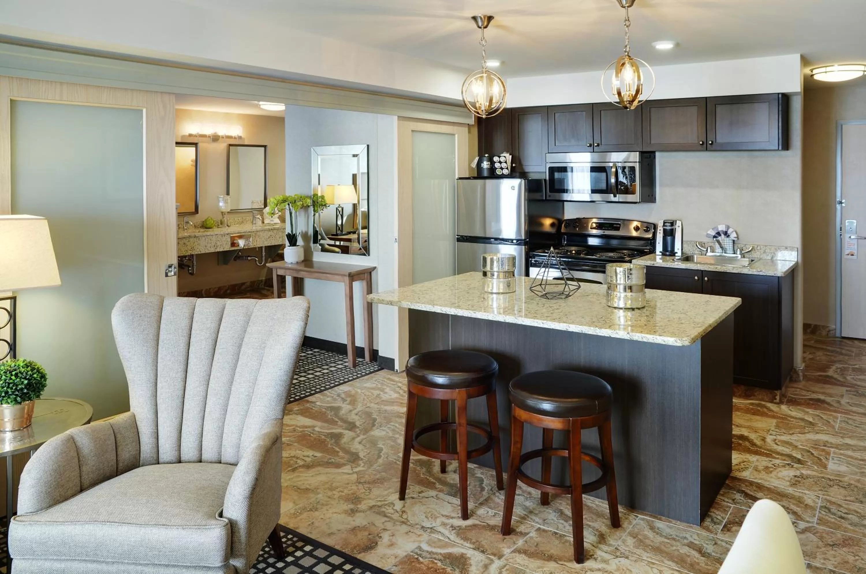 Kitchen or kitchenette in Pomeroy Inn and Suites Vermilion