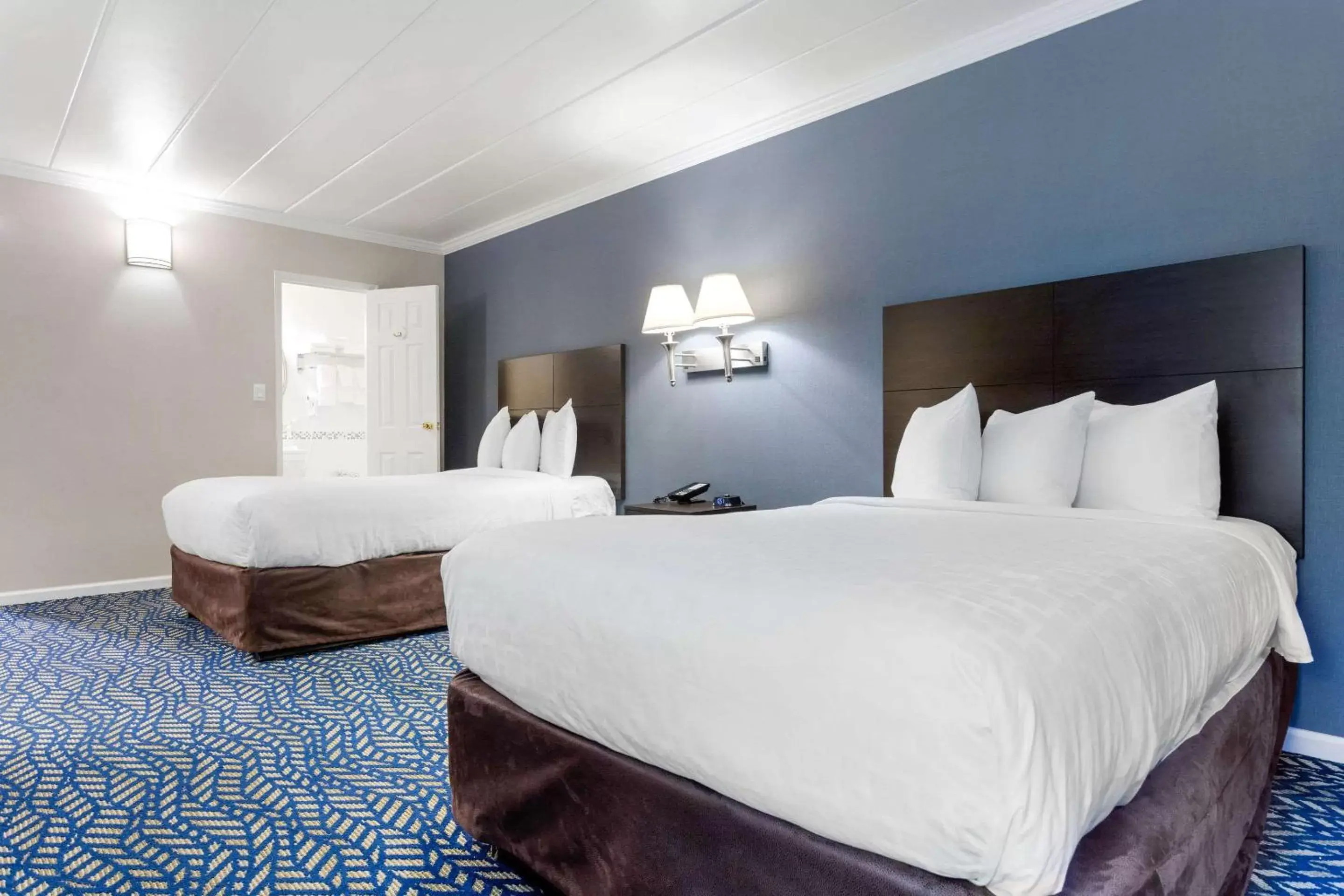 Bedroom, Bed in Econo Lodge Hicksville