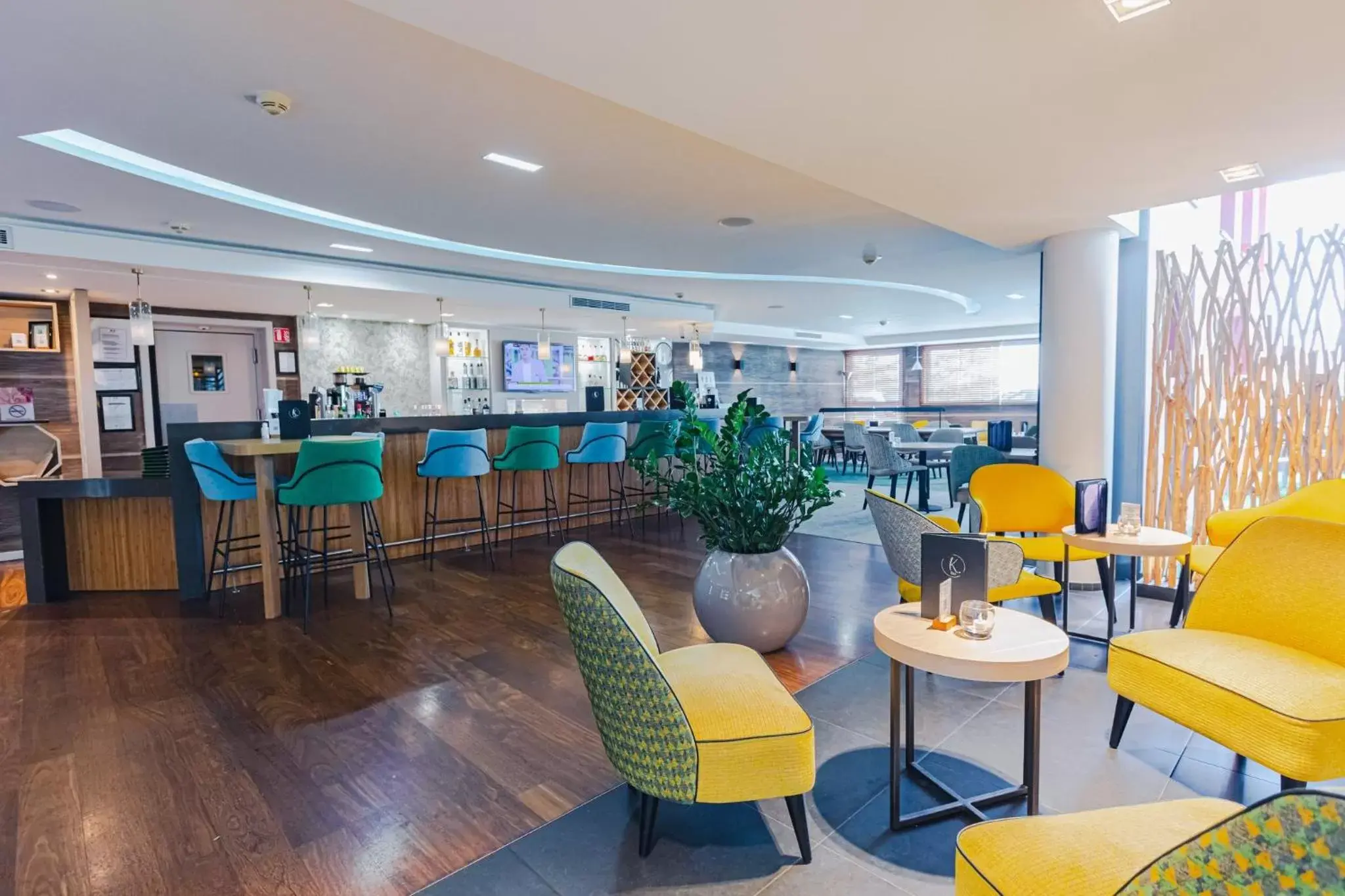 Lounge or bar, Restaurant/Places to Eat in Holiday Inn Mulhouse, an IHG Hotel