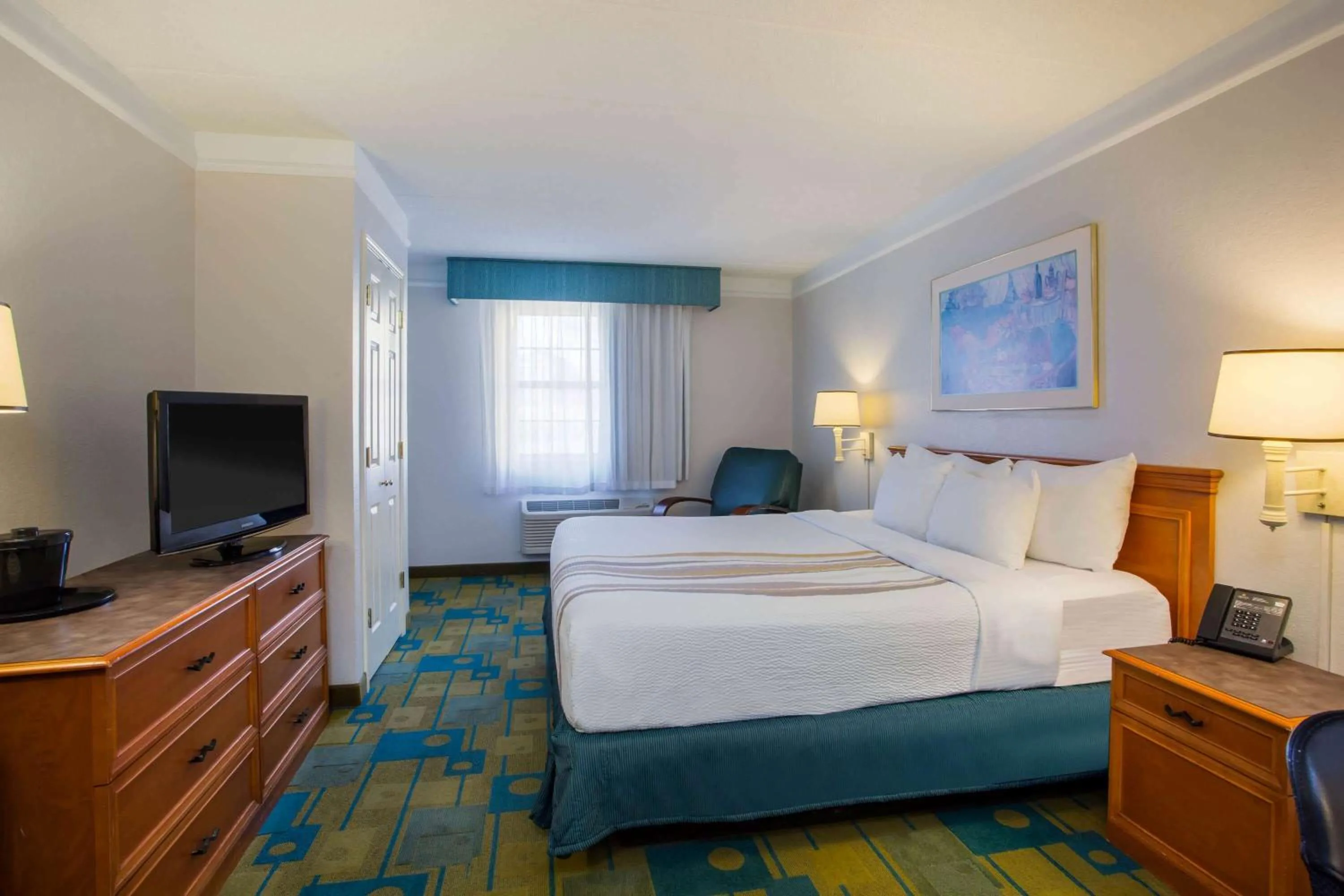 Photo of the whole room, Bed in La Quinta Inn by Wyndham Norfolk Virginia Beach