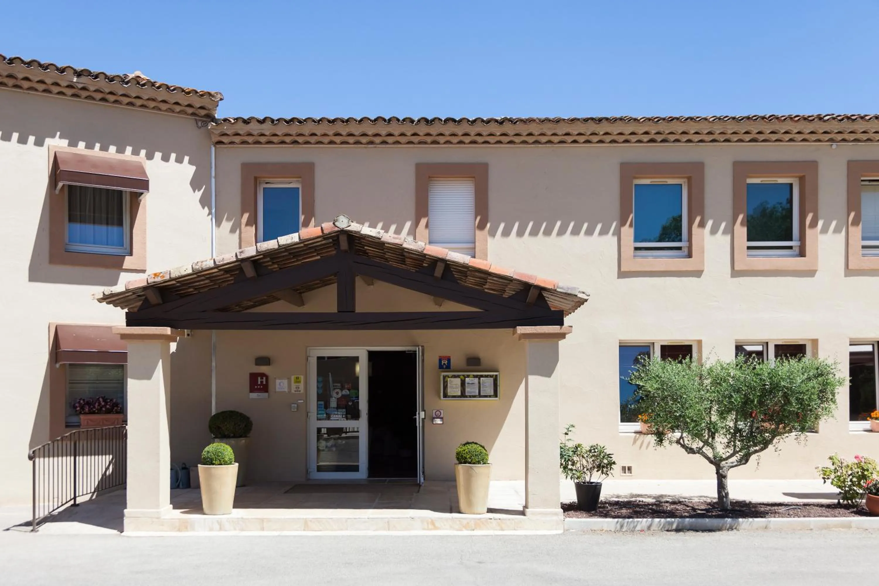 Property building in Logis Hôtel Le Mas De Jossyl