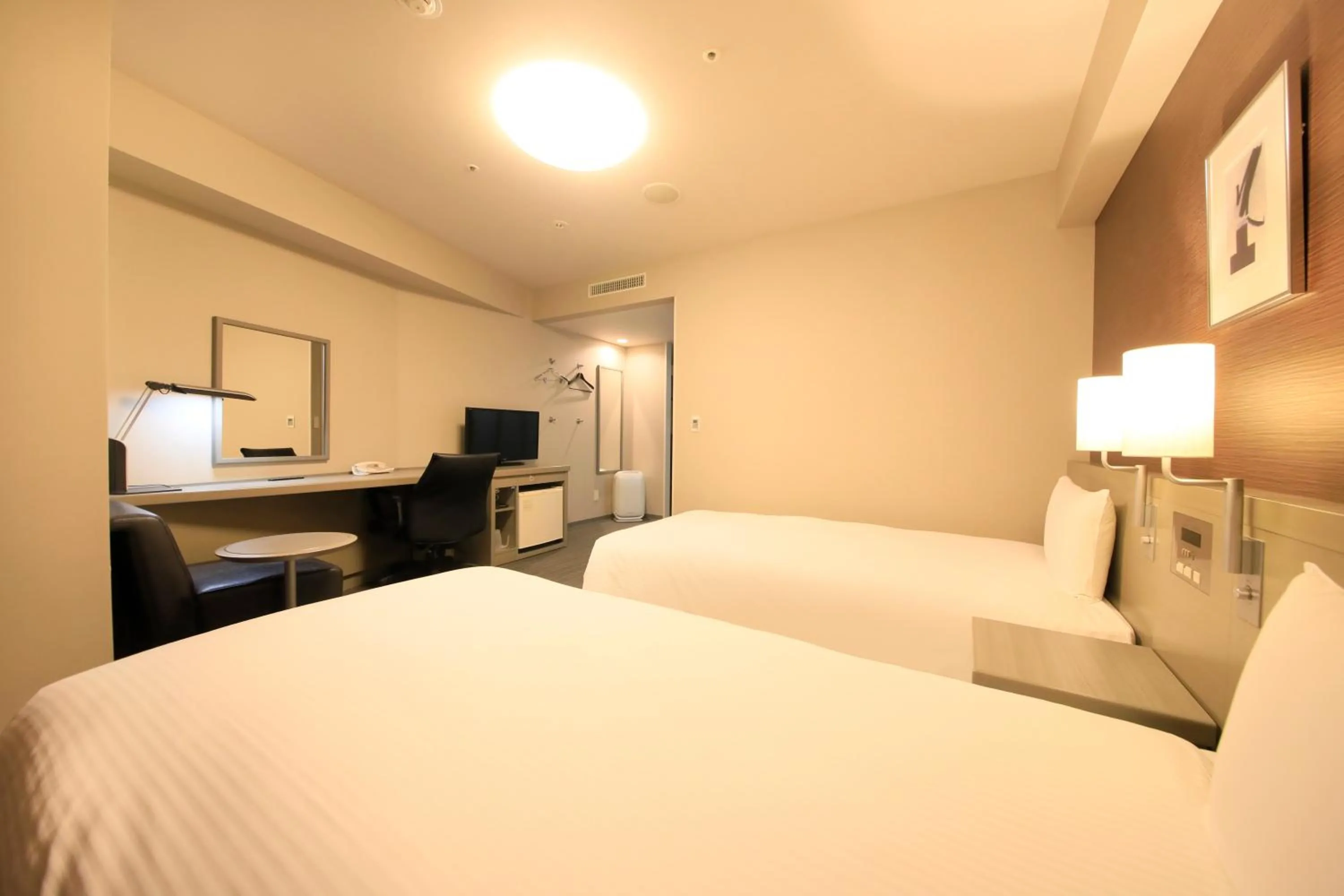 Photo of the whole room, Bed in Daiwa Roynet Hotel Tokyo Osaki