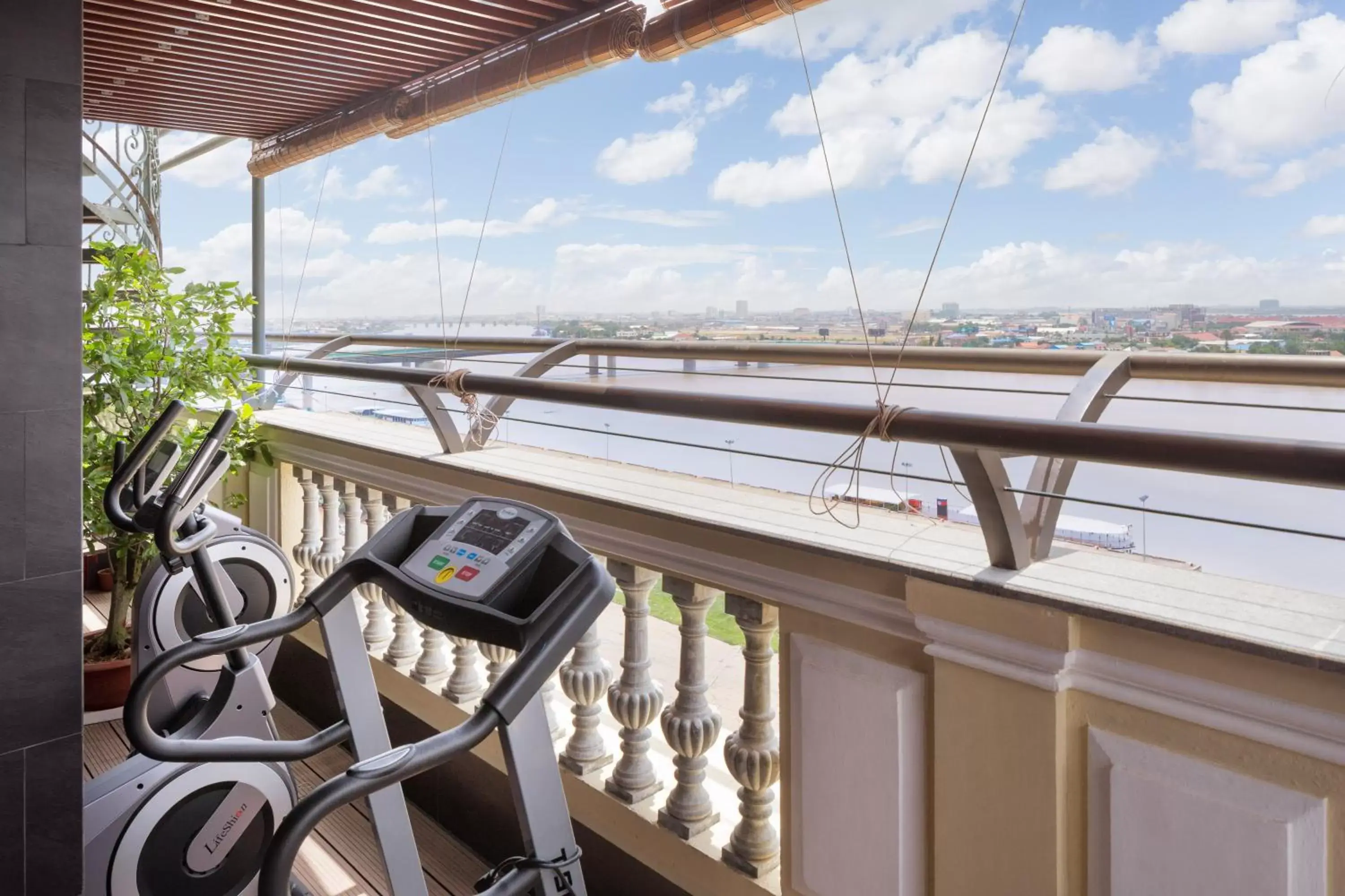 Fitness centre/facilities in LCS Hotel & Apartment