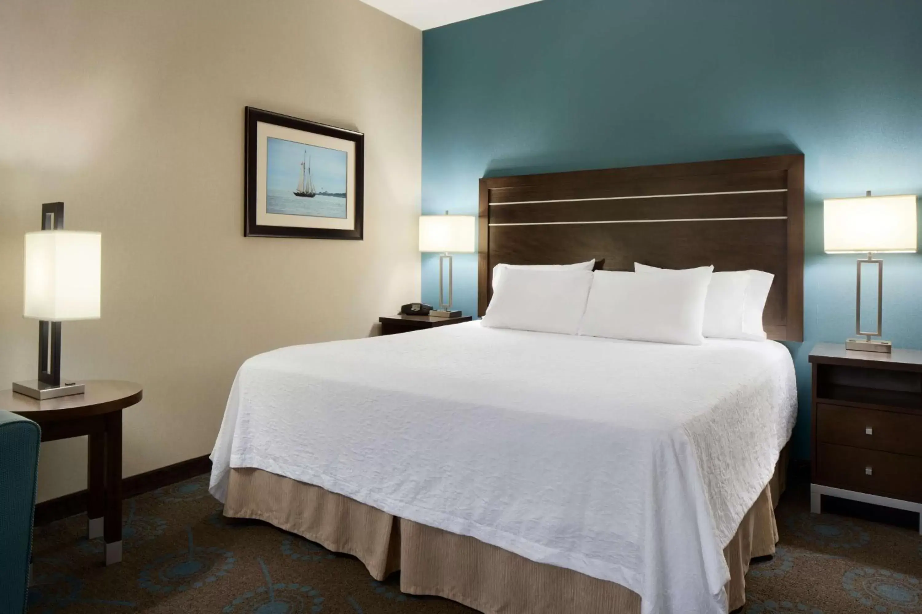 Bed in Hampton Inn & Suites Aberdeen/APG South