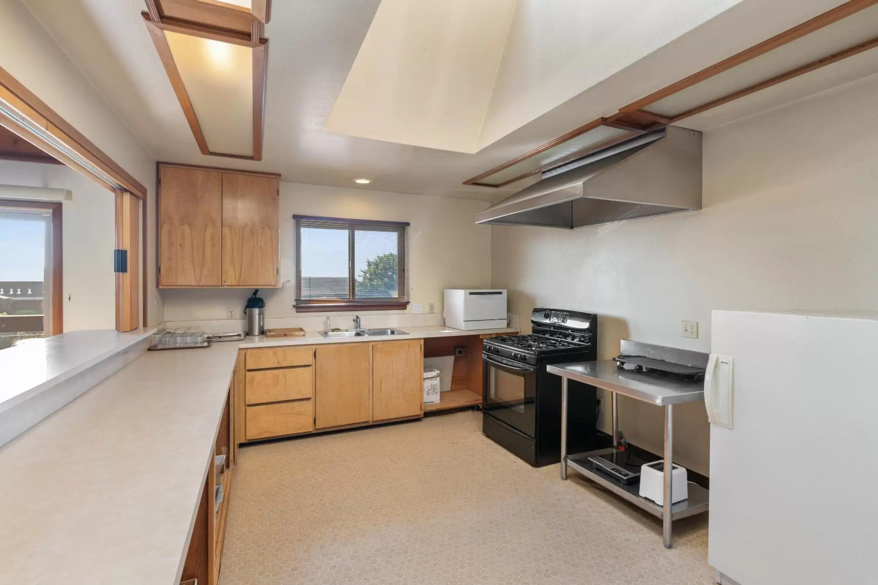 Kitchen/Kitchenette in Harbor Lite Lodge