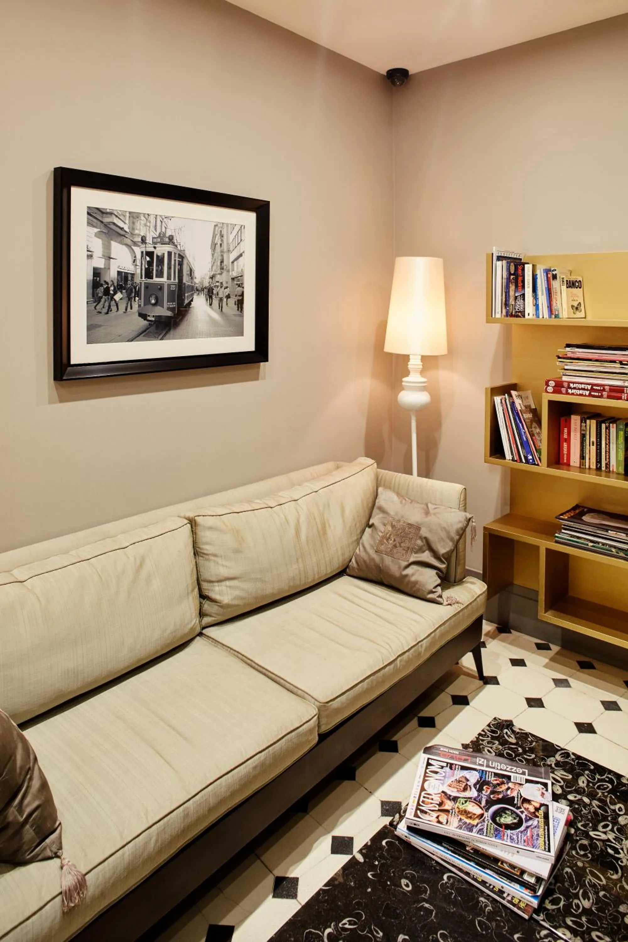 Communal lounge/ TV room in Taksim Prelude Hotel