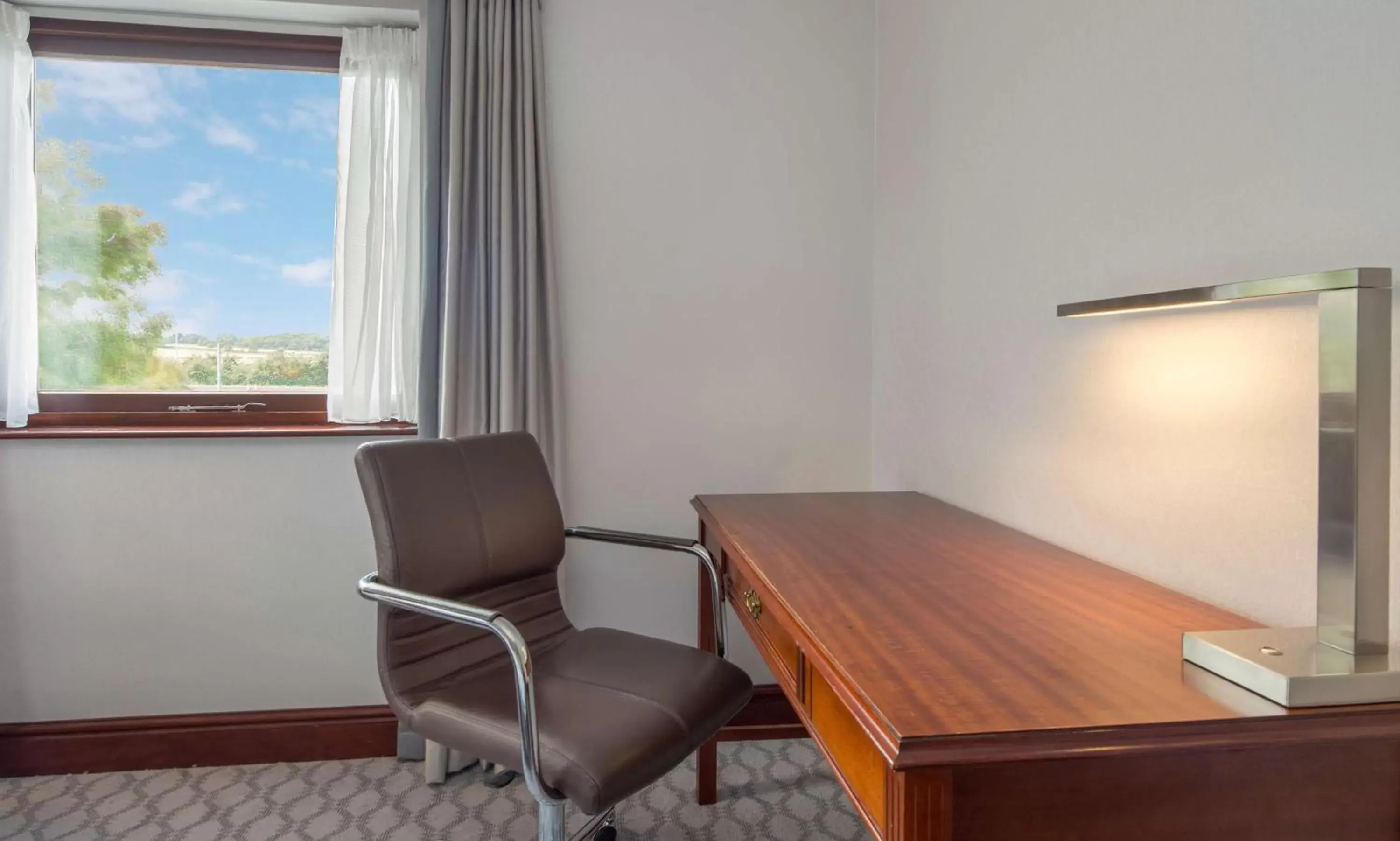 Bedroom, Seating Area in Hilton East Midlands Airport