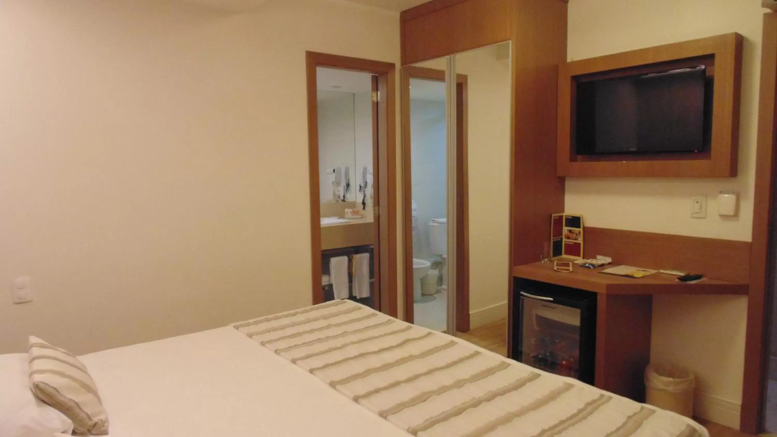 Bed in Mirasol Copacabana Hotel Bed in Mirasol Copacabana Hotel