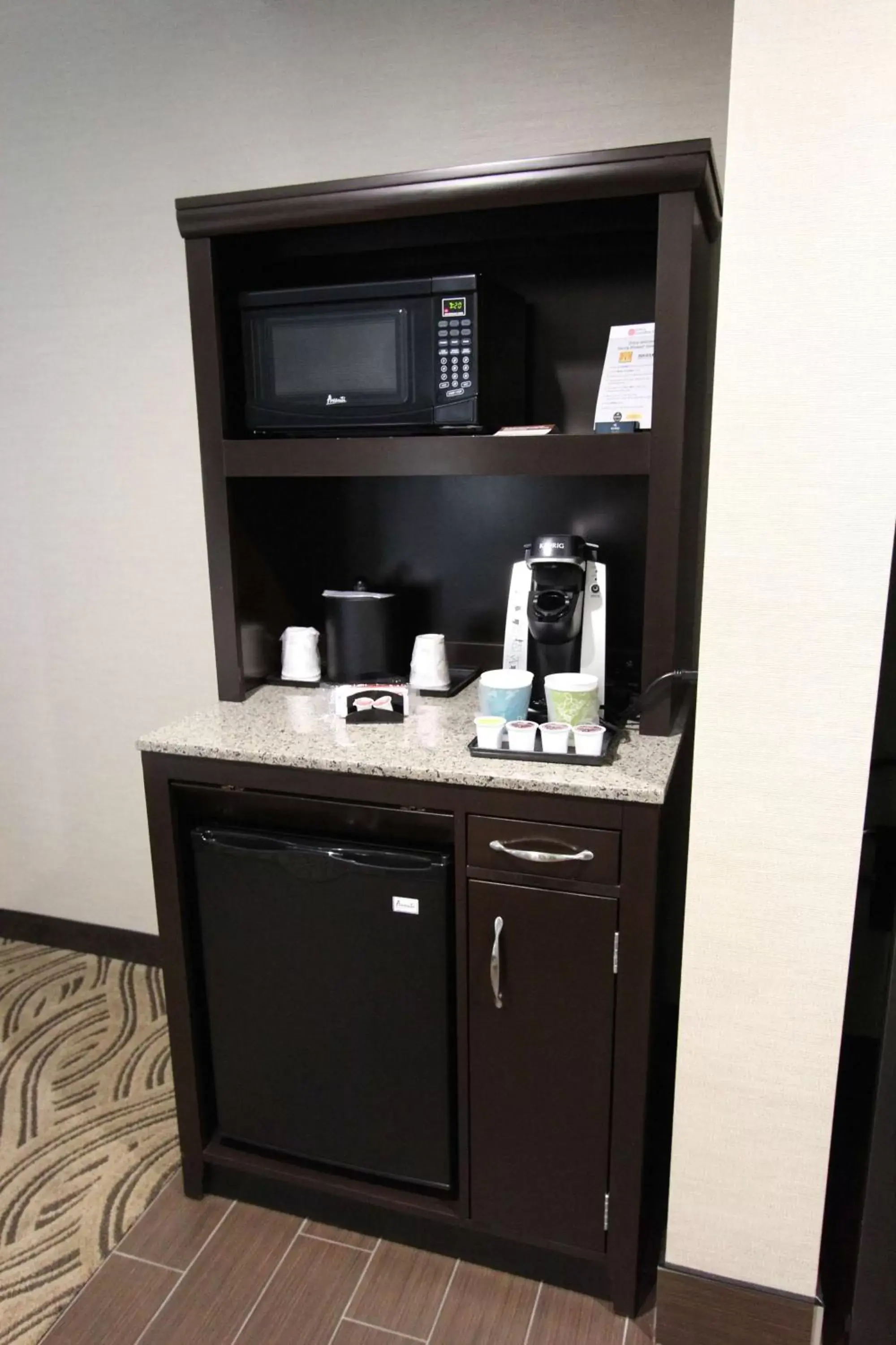 Kitchen or kitchenette, Coffee/Tea Facilities in Hilton Garden Inn Findlay