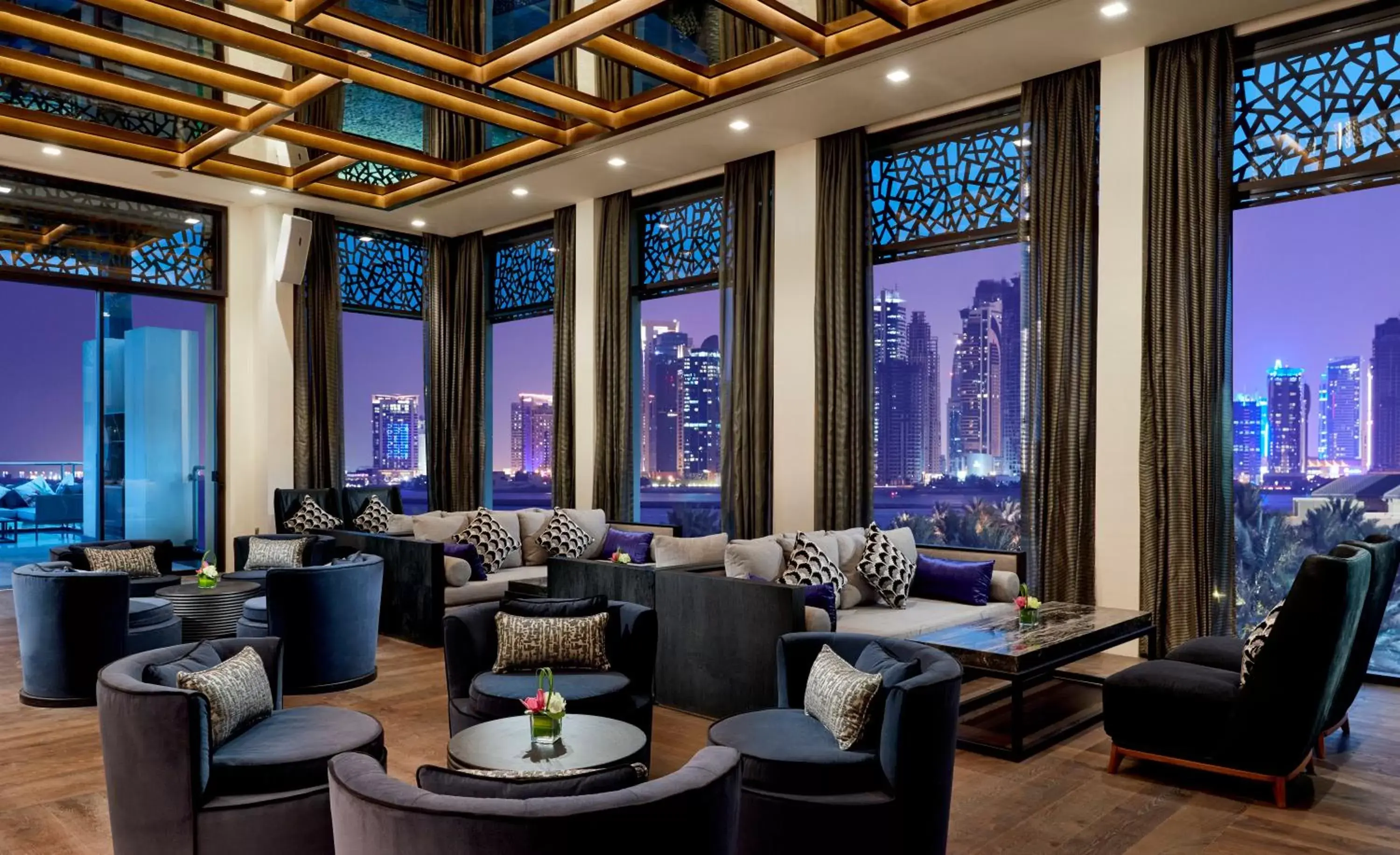 Lounge or bar in InterContinental Doha Beach & Spa, an IHG Hotel