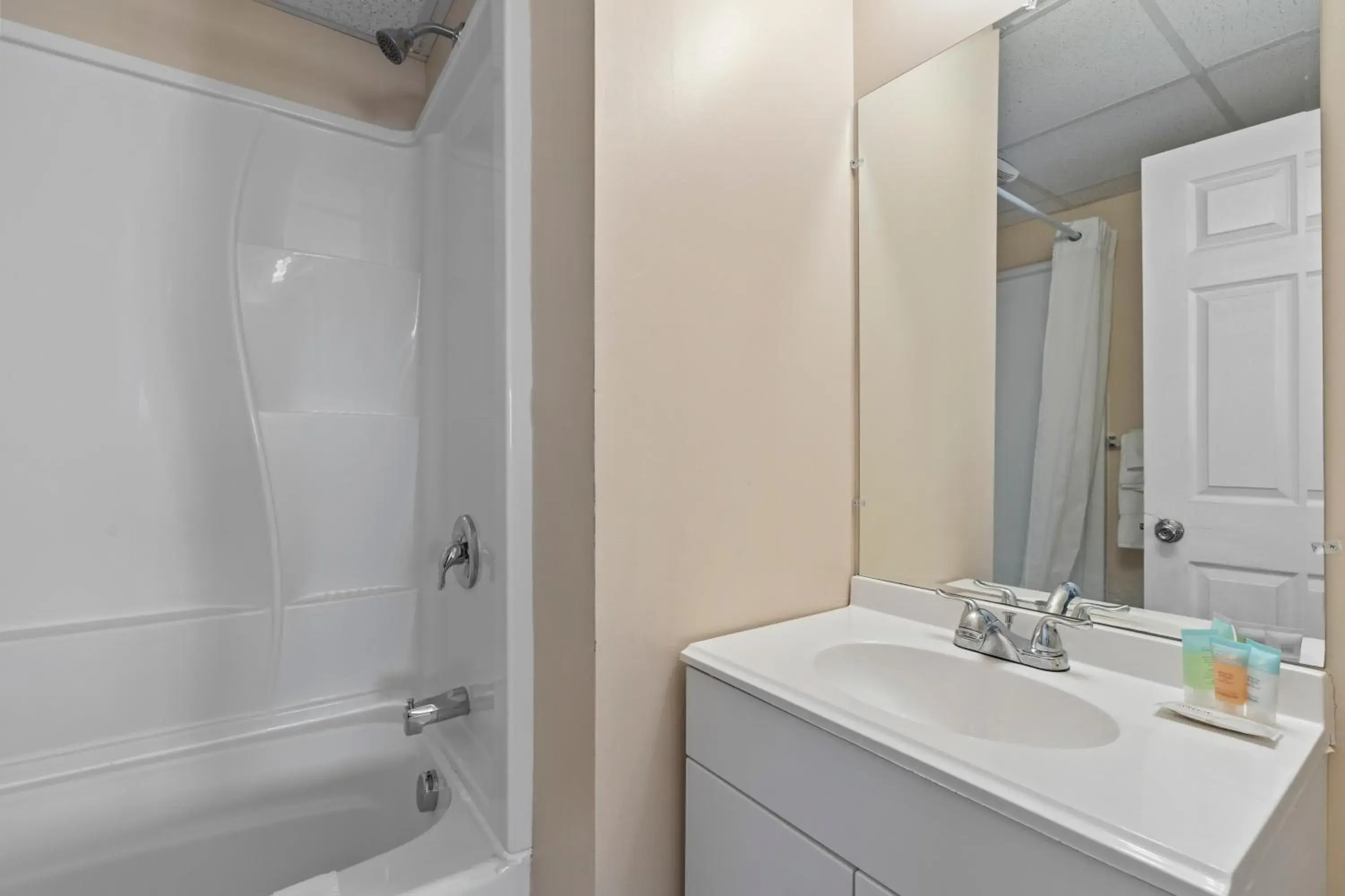 Bathroom in America's Best Value Inn Mt Royal Motel