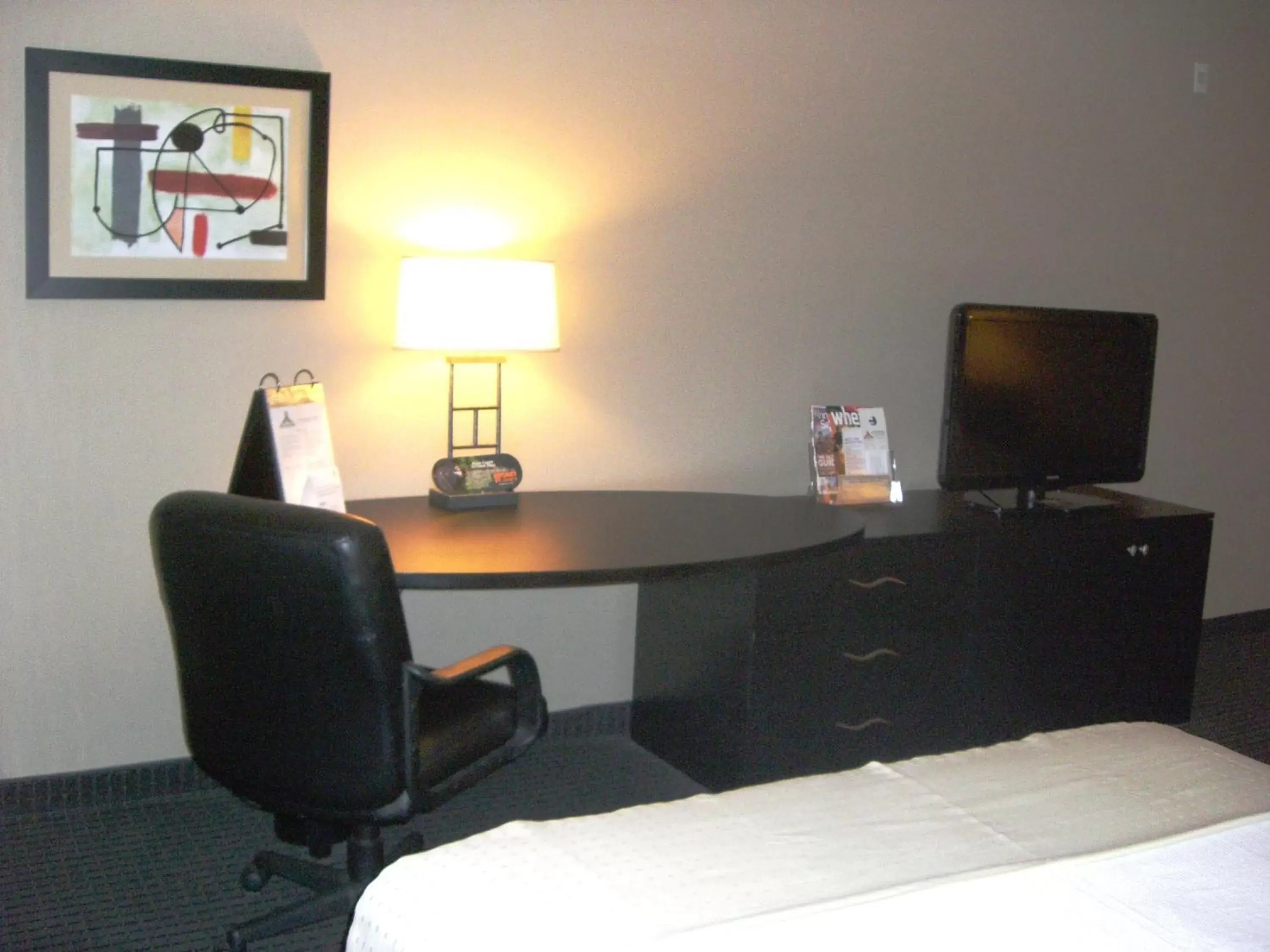 Seating area, TV/Entertainment Center in Holiday Inn St. Paul Northeast - Lake Elmo, an IHG Hotel