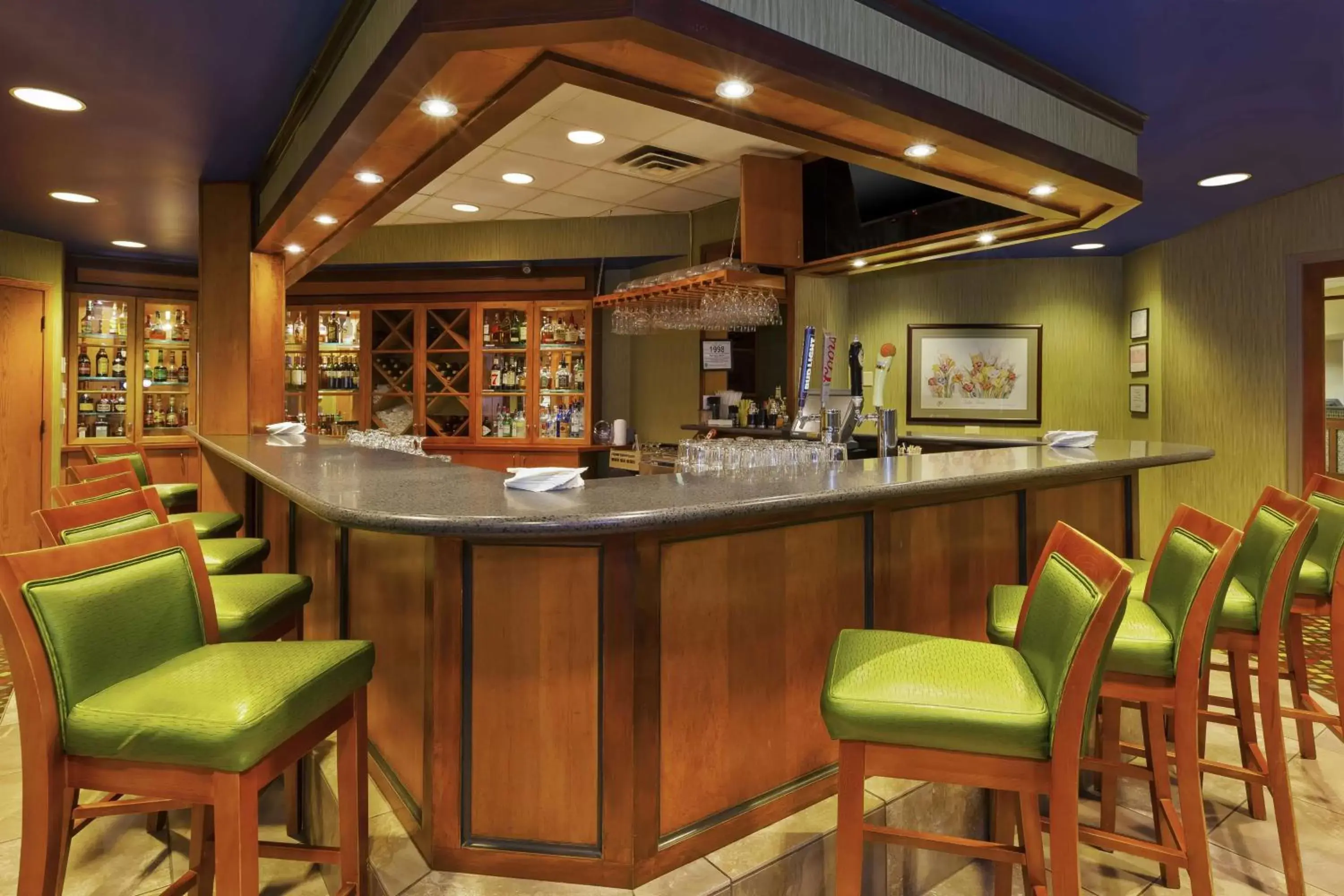 Lounge or bar in DoubleTree by Hilton Holland Lounge or bar in DoubleTree by Hilton Holland