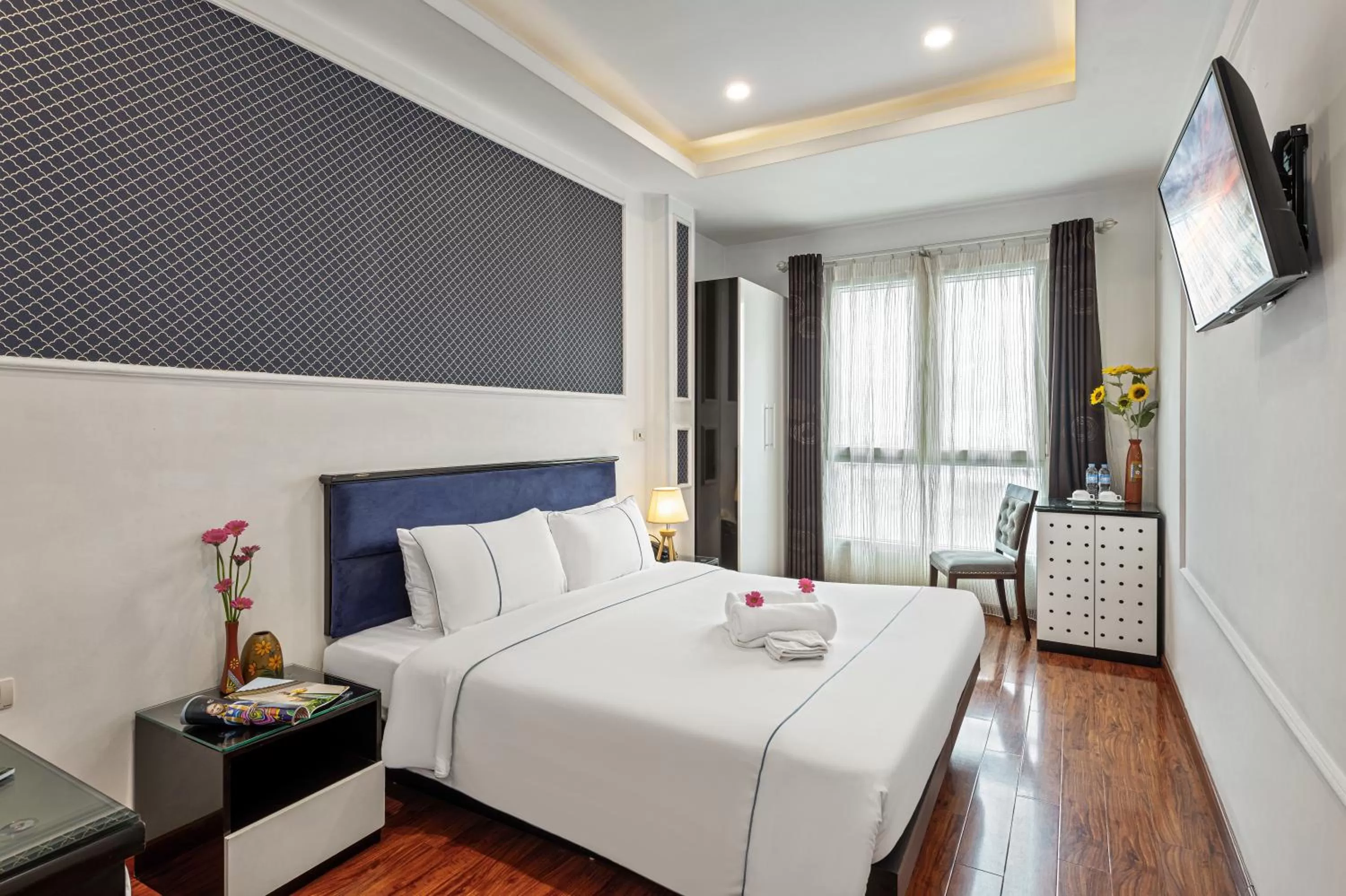 Photo of the whole room, Bed in Golden Sun Hotel