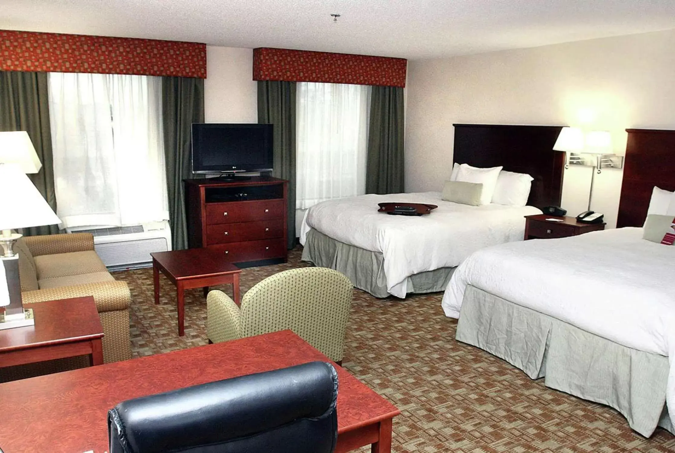 Bedroom, TV/Entertainment Center in Hampton Inn & Suites Valdosta/Conference Center