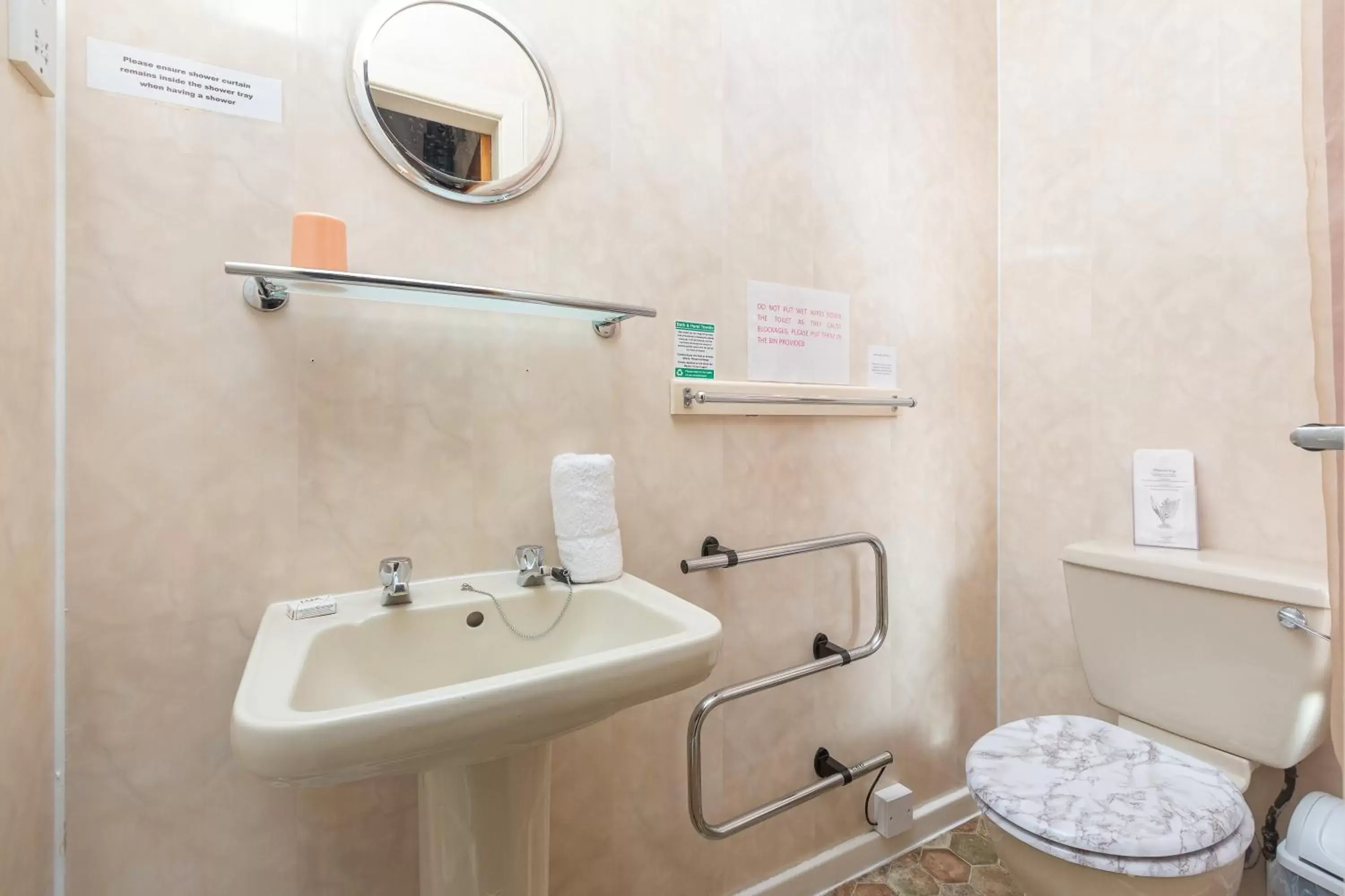 Bathroom in The Sandringham Court Hotel & Sports Bar-Groups Welcome here-High Speed Wi-Fi