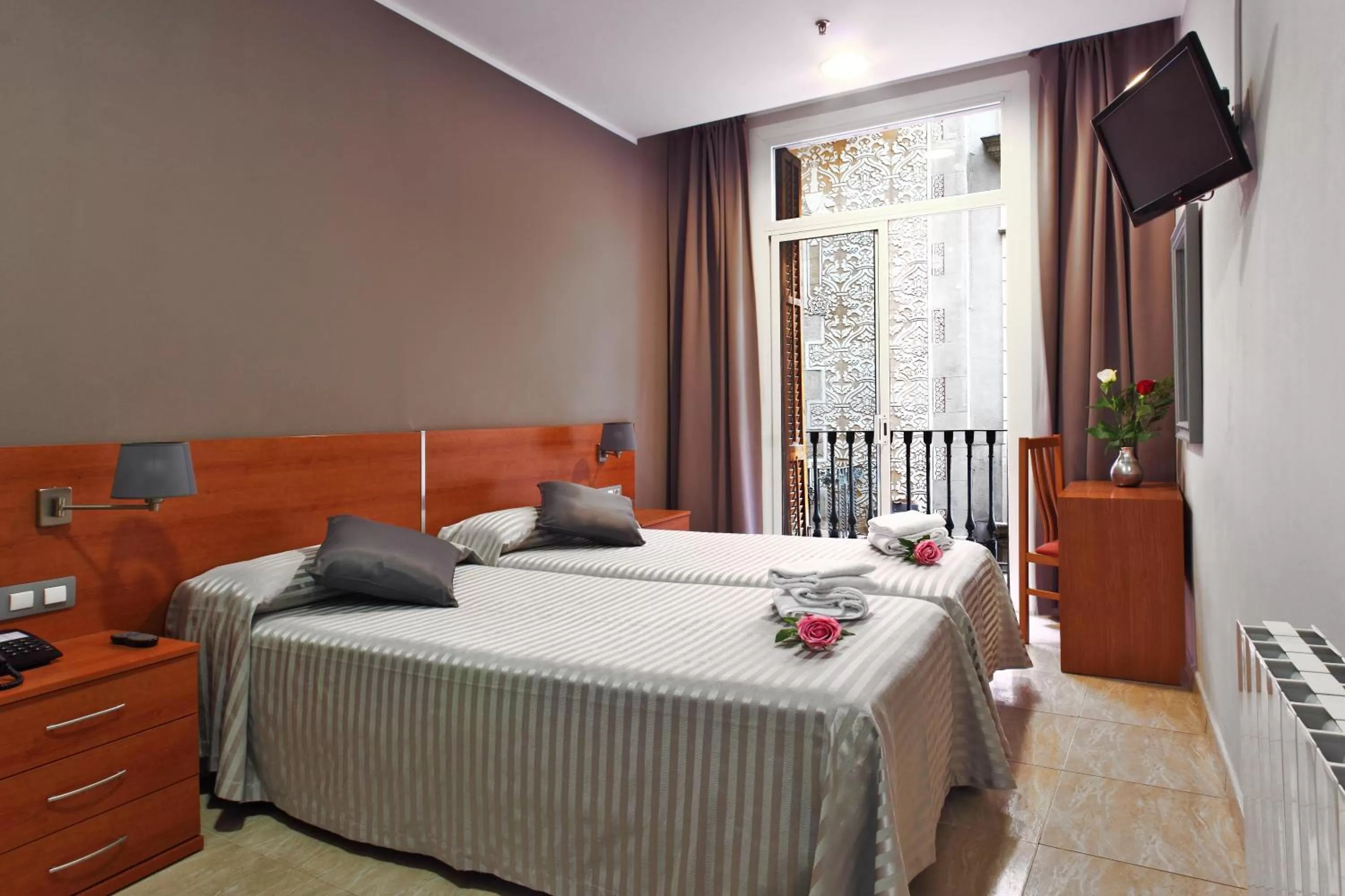 Photo of the whole room, Bed in Hotel Inglés