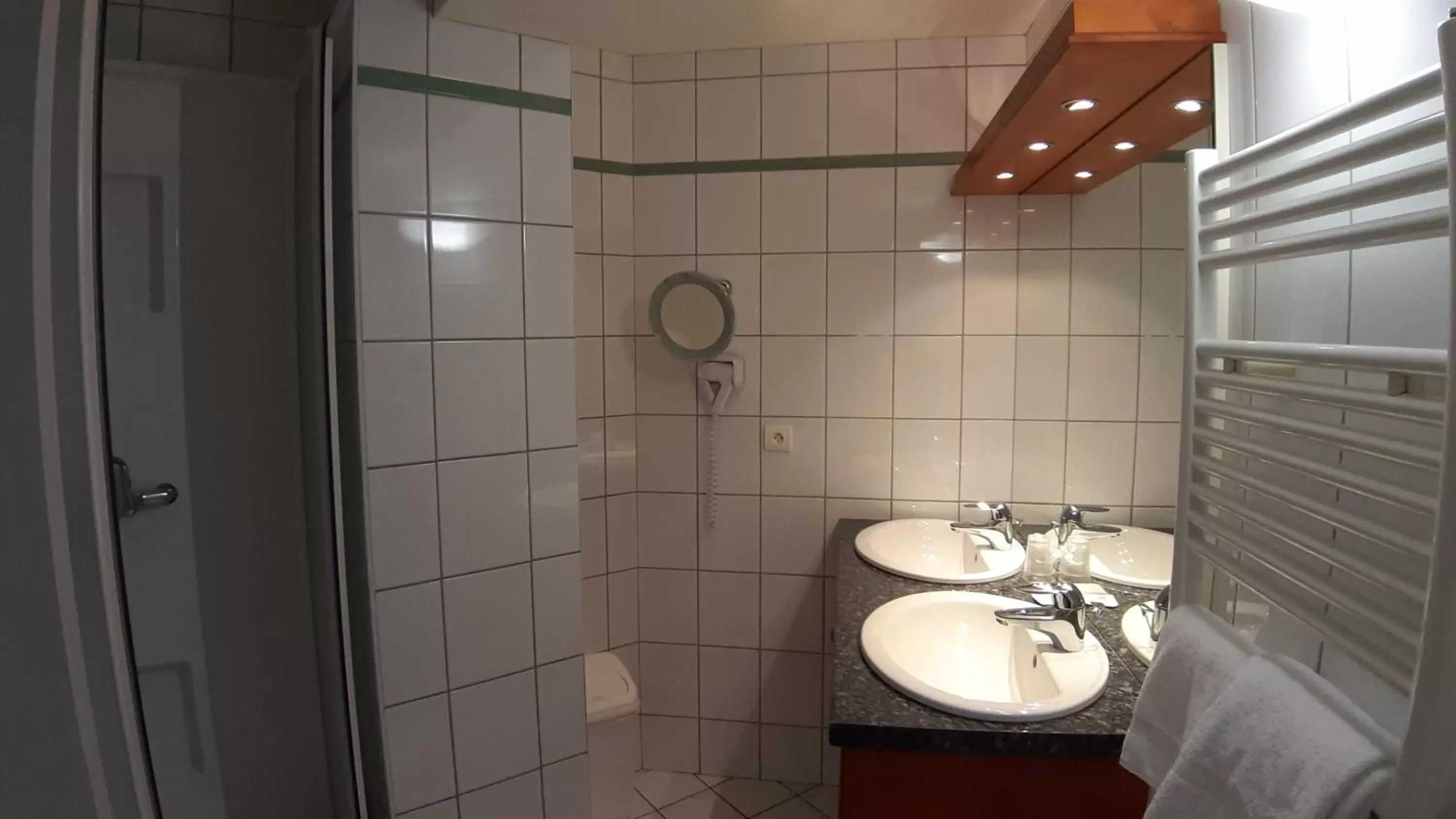 Shower, Bathroom in Hotel De La Route Verte