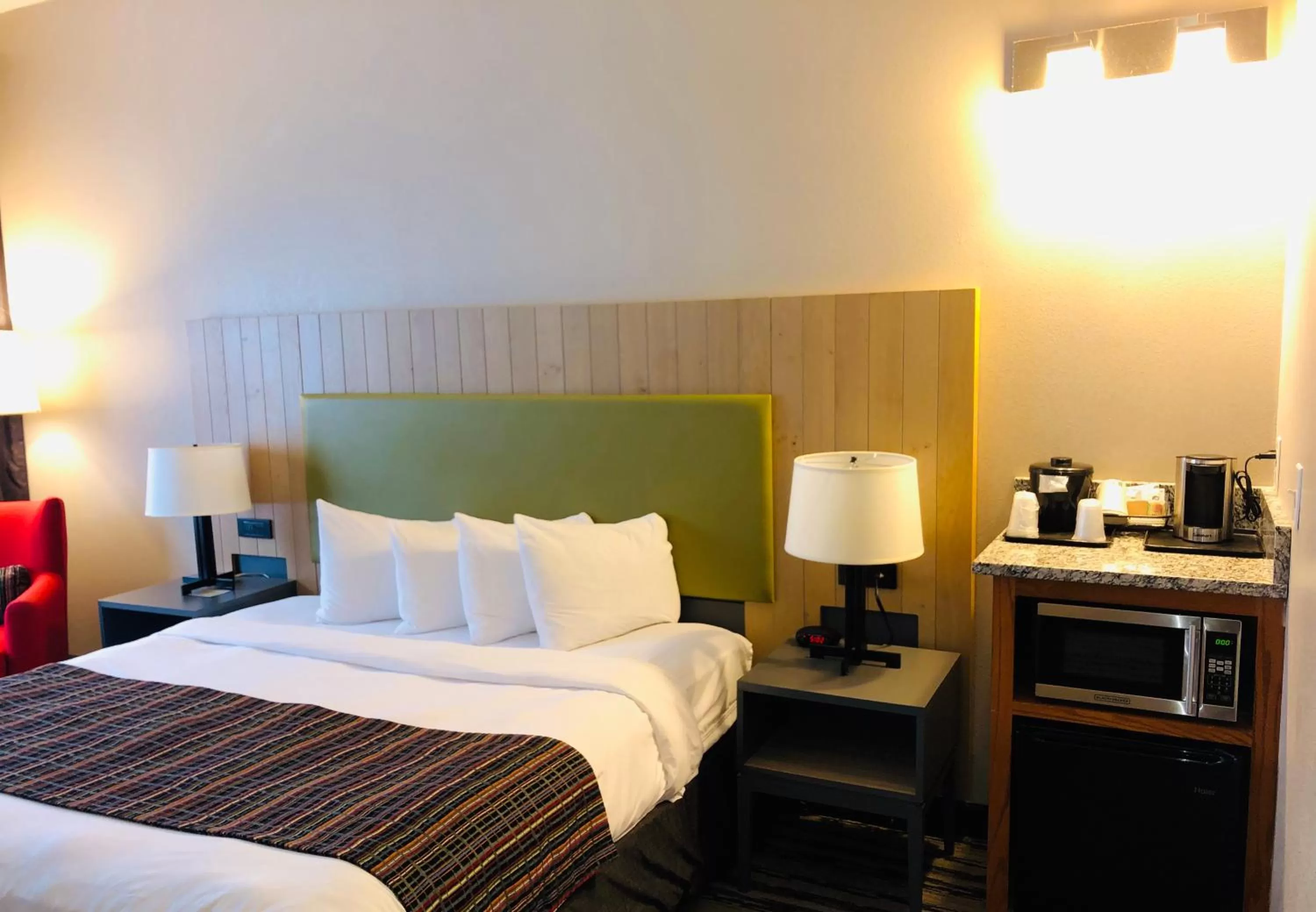 Bed in Country Inn & Suites by Radisson, Nashville Airport East, TN