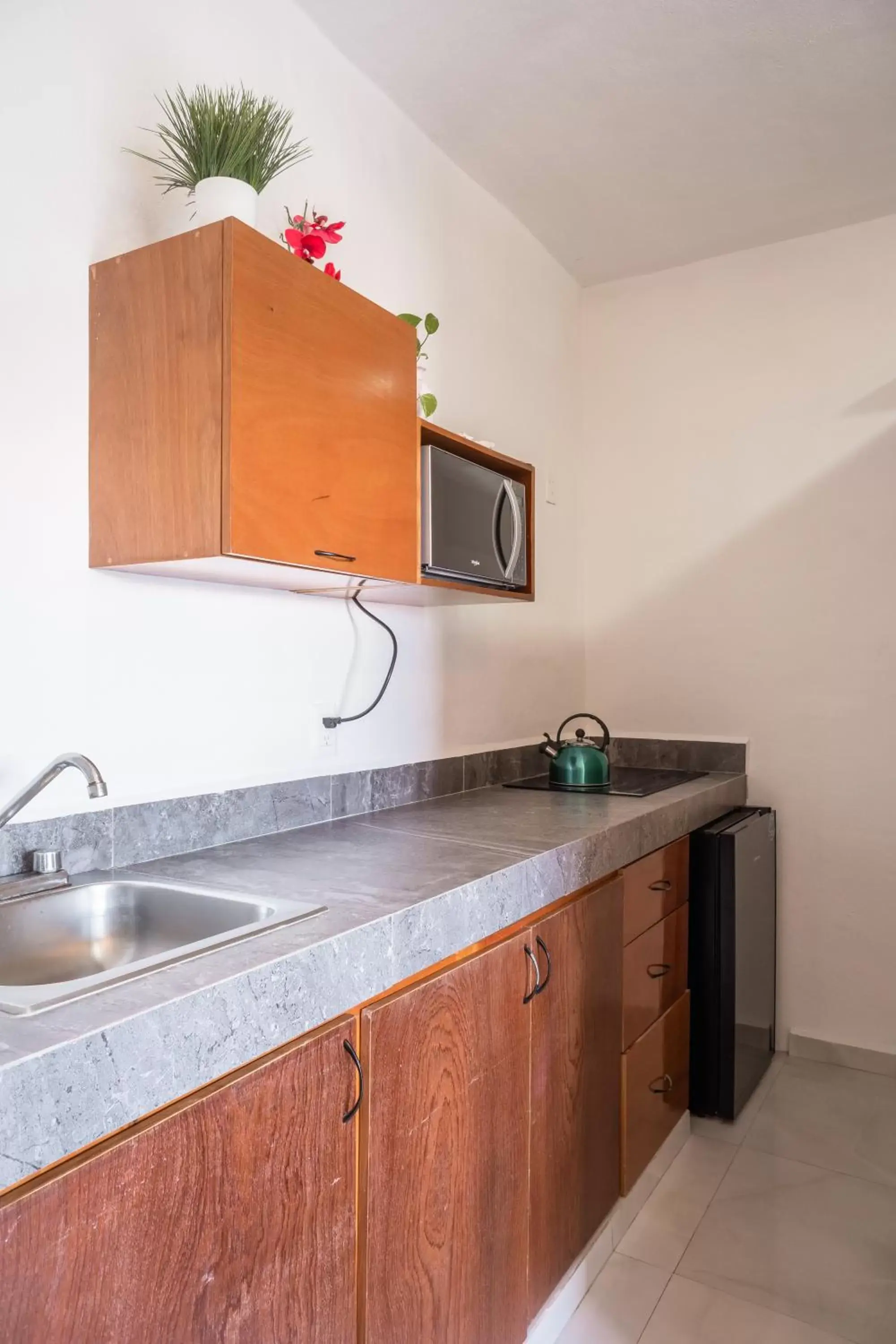 Kitchen or kitchenette, Kitchen/Kitchenette in Maui hostel playa del carmen