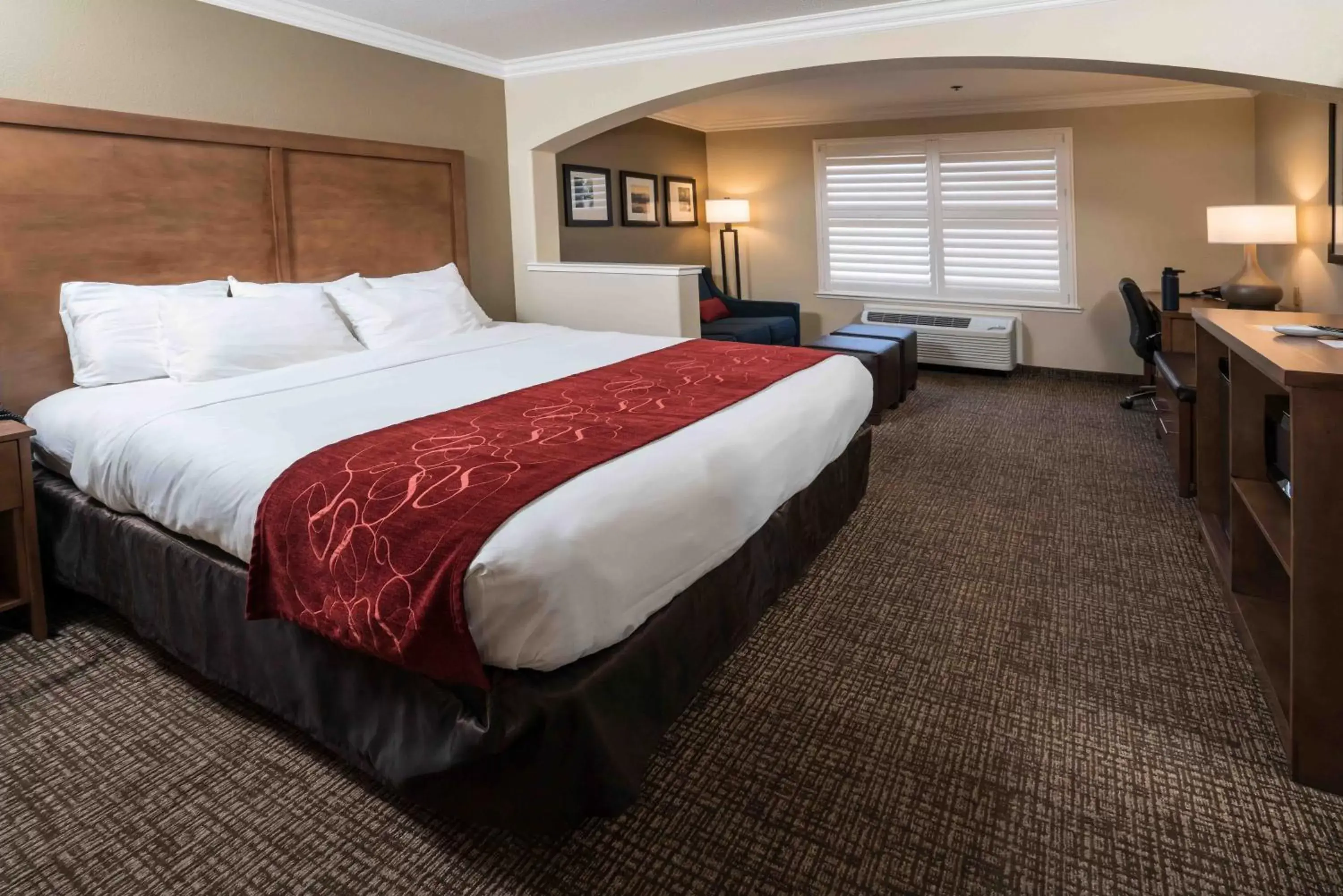 Bed in Comfort Suites Fresno River Park
