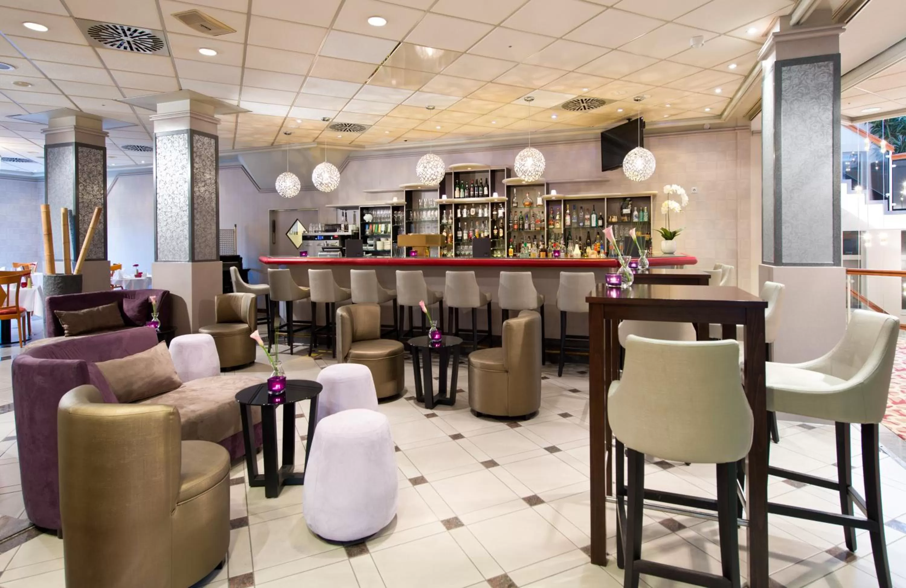 Lounge or bar in Leonardo Hotel Köln