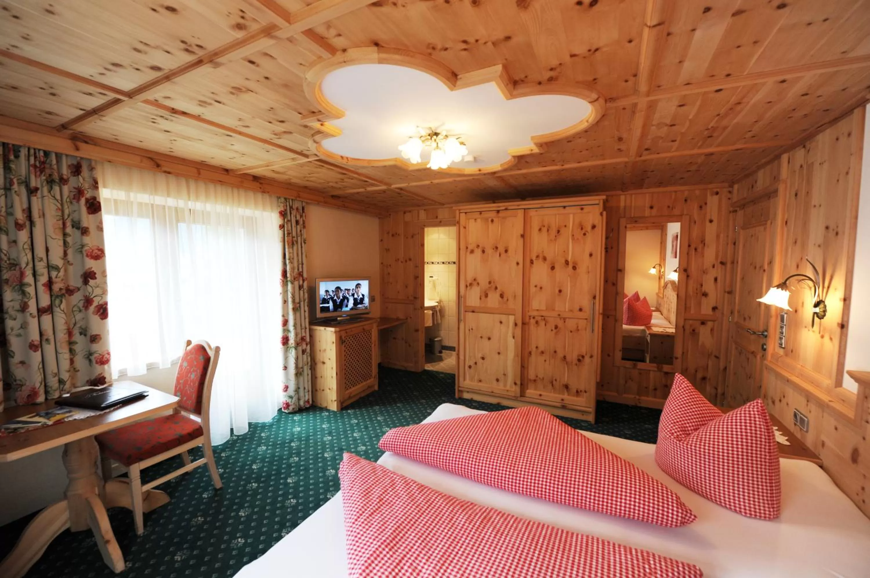 Photo of the whole room, Bed in Hotel Garni Landhaus Platzer