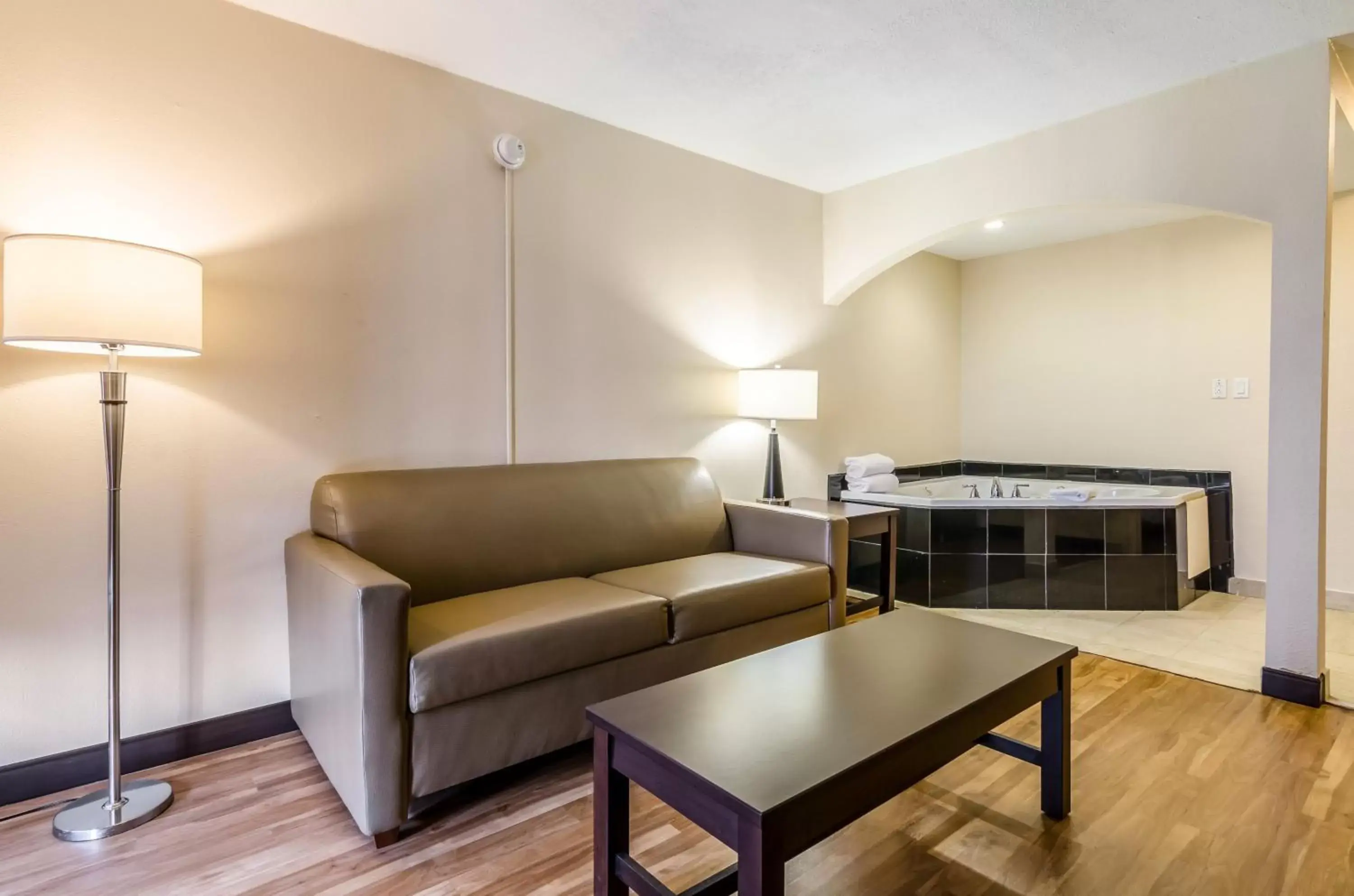 Photo of the whole room, Seating Area in Red Roof Inn PLUS+ Wichita East