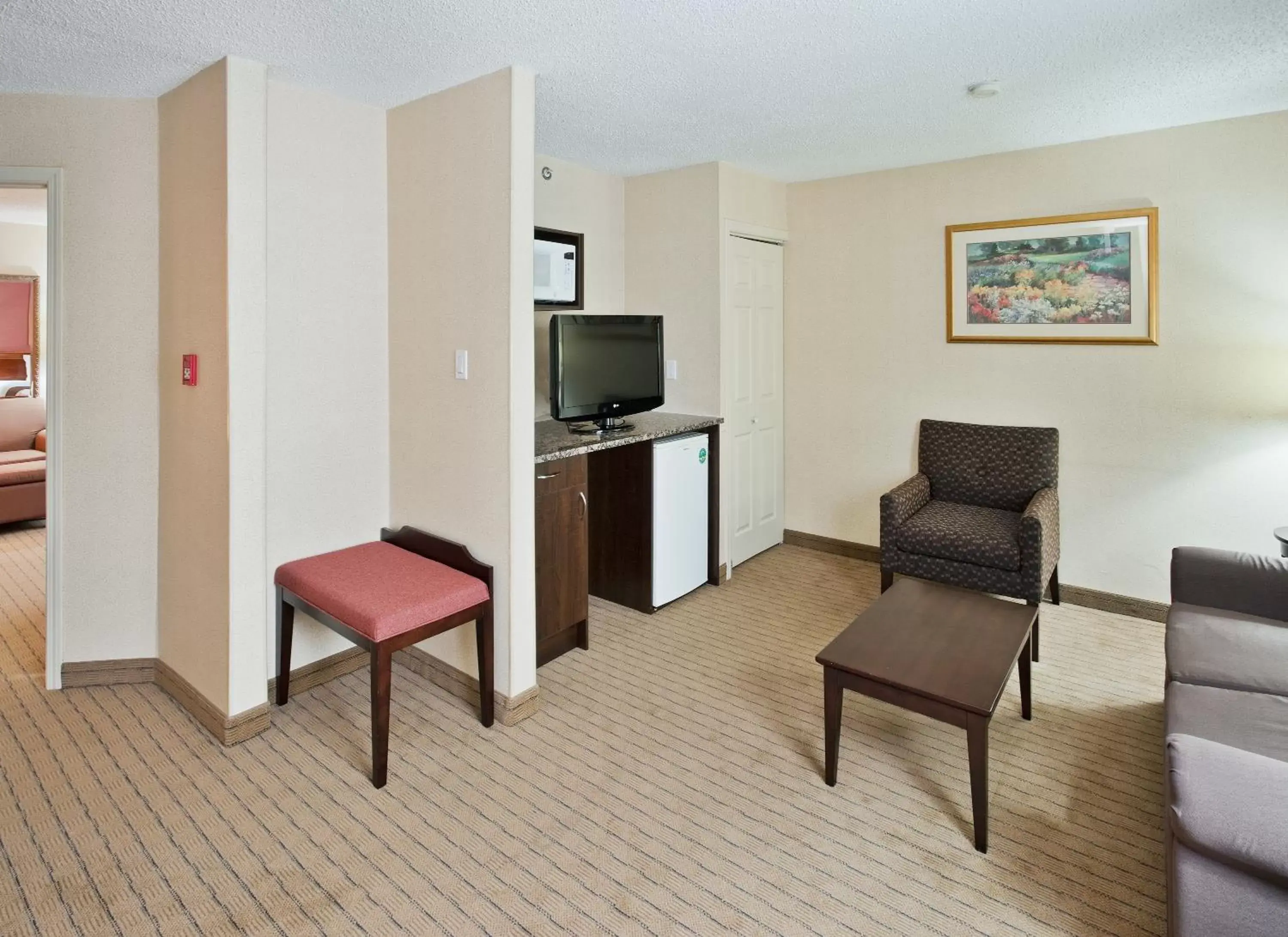 Living room, TV/Entertainment Center in Holiday Inn Hinton, an IHG Hotel