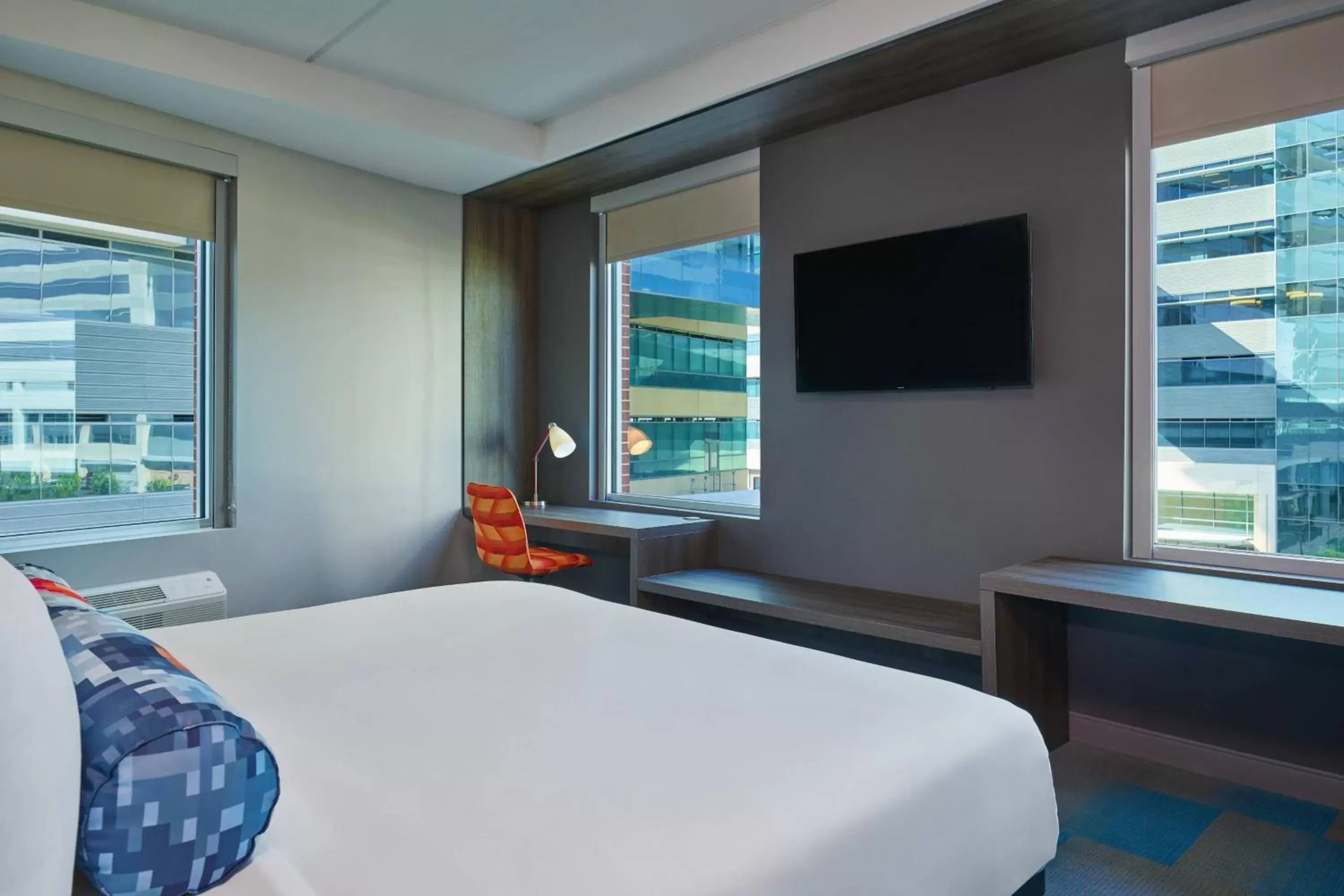 Photo of the whole room, Bed in Aloft Richardson