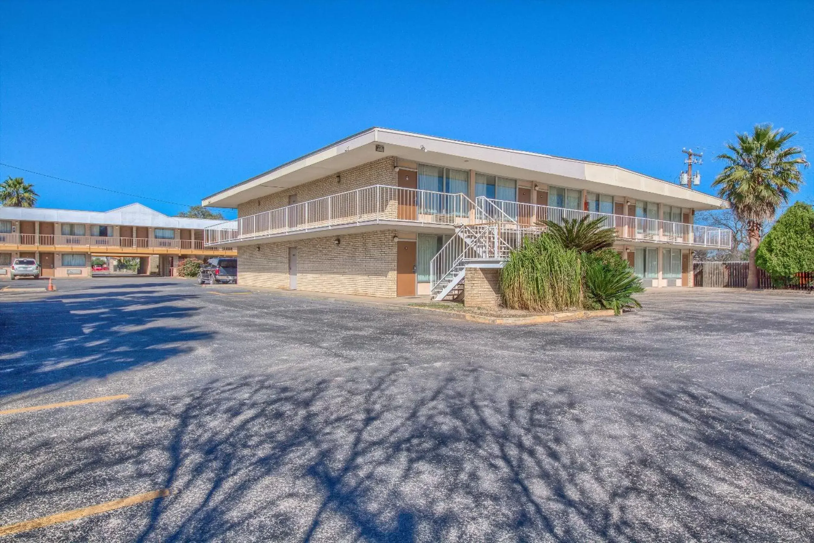 Property Building in Americas Best Value Inn Uvalde