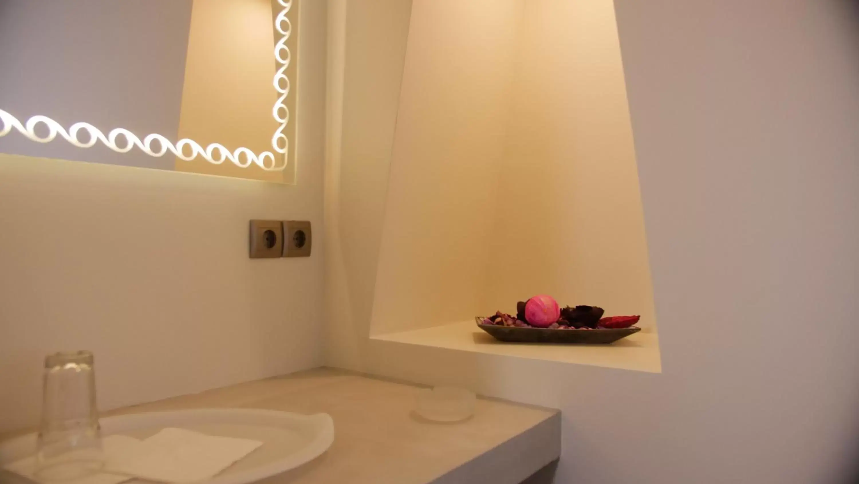 Bathroom, Bed in Boutique Rooms "O"