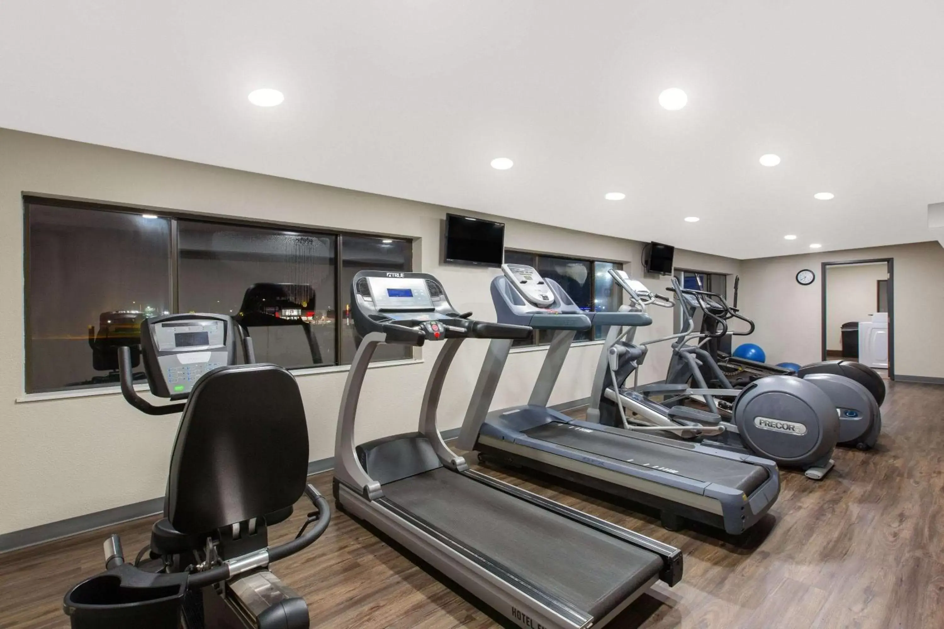 Fitness centre/facilities, Fitness Center/Facilities in Days Inn & Suites by Wyndham Wisconsin Dells