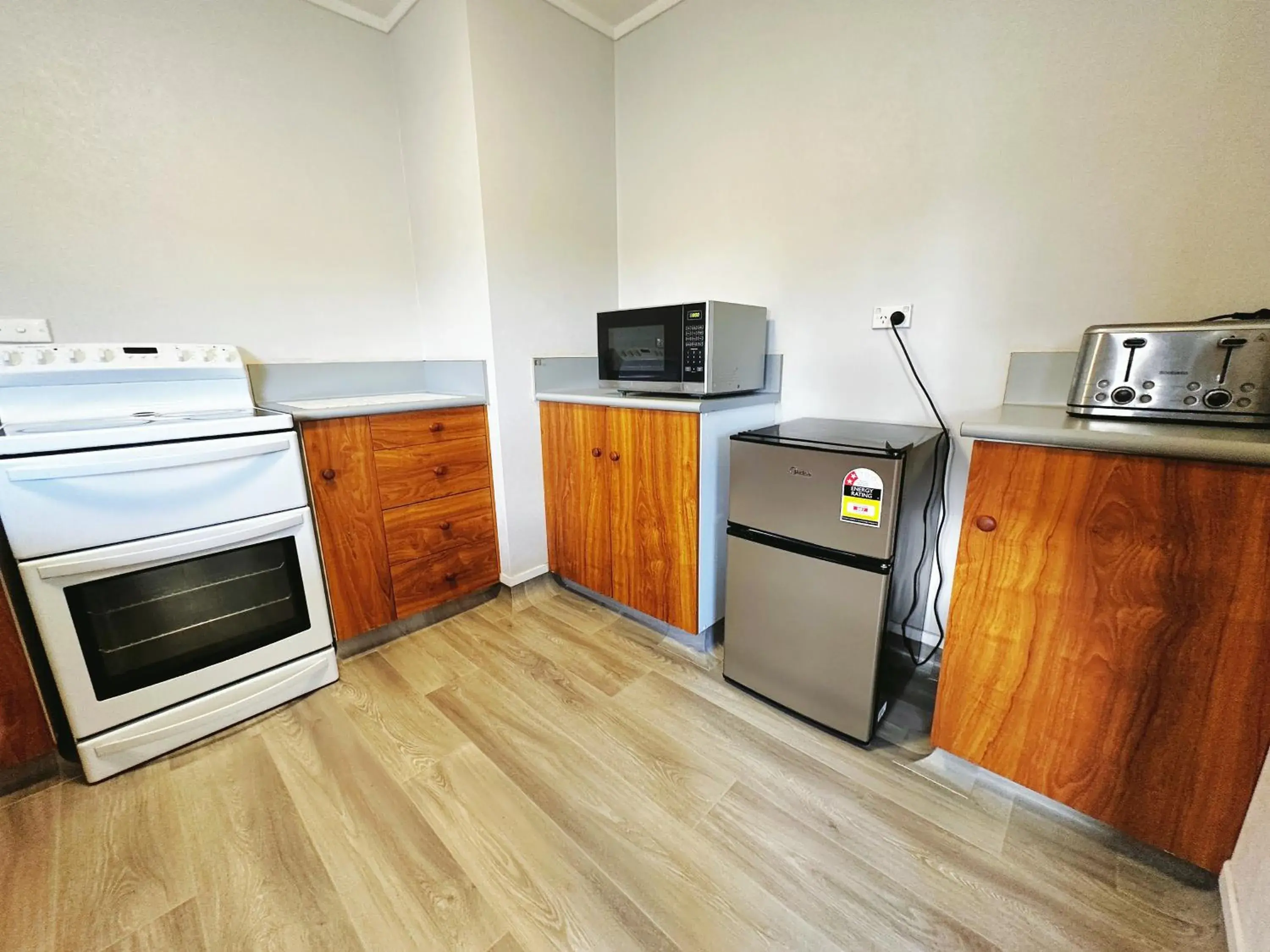 Kitchen/Kitchenette in Kingswood Manor Motel